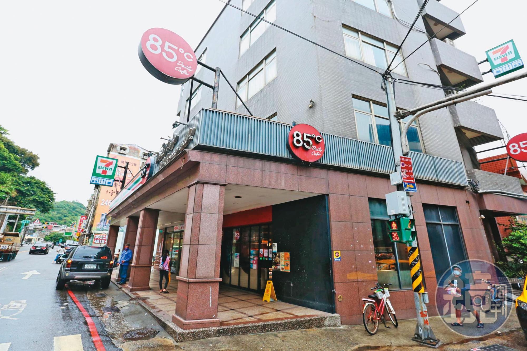 徐宿良常與毒梟約在基隆市區這家平價咖啡店,密謀如何盜賣毒品。