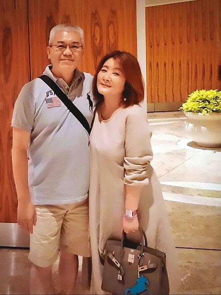 徐宿良(左)昔為卡奴,盜賣毒品後坐擁豪宅、名車,並常與妻(右)吃喝玩樂。(翻攝畫面)