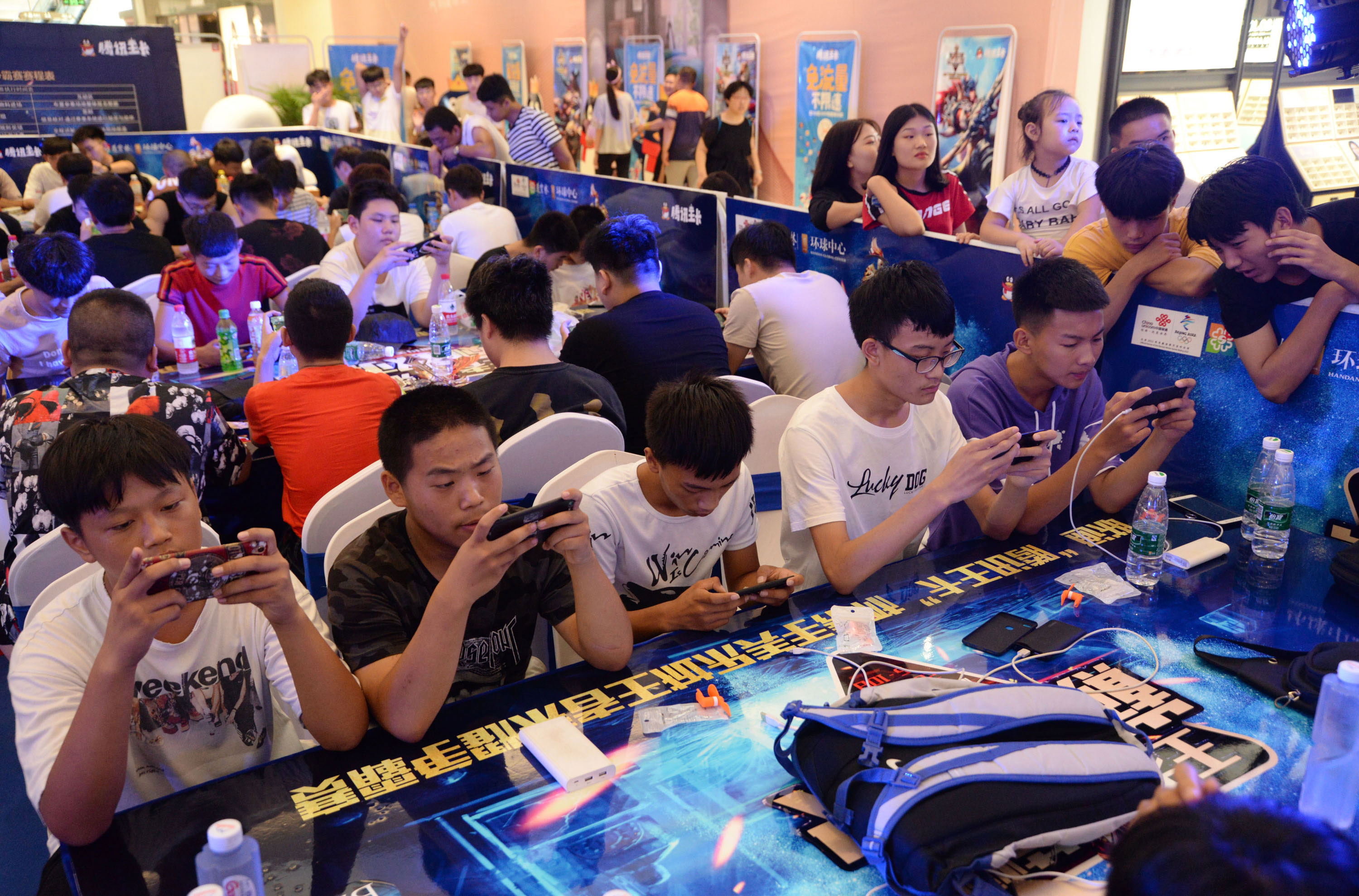 為防止青少年沉迷遊戲，中國初步將限制上網打遊時間，專家表示，此舉勢必影響公司營收。（東方IC）