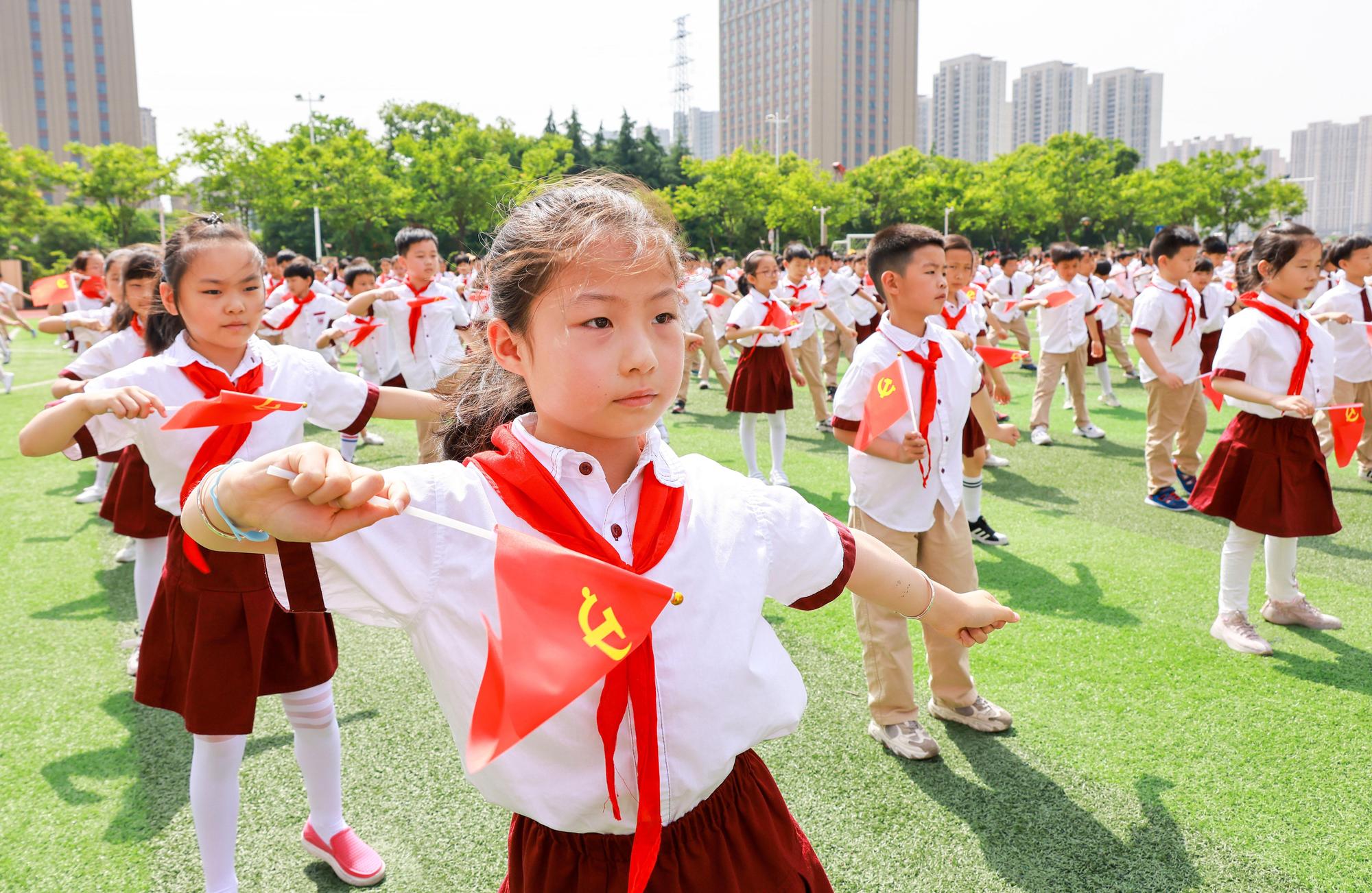 法人認為，中國從管制補教業、科技業到房市調控等一連串舉動，跟3胎化政策有關。（東方IC）