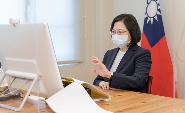 蔡英文日前以視訊方式接受日本《文藝春秋》月刊專訪。(總統府提供)