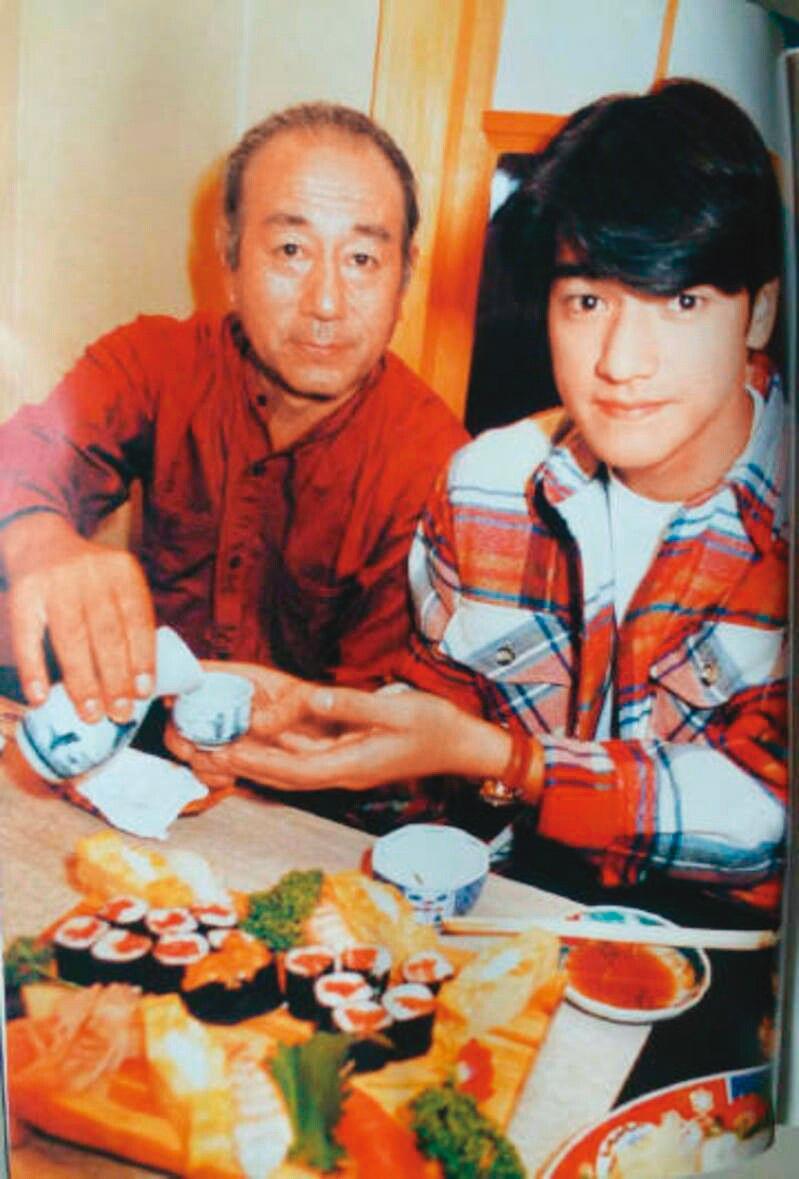 金城武也曾與撞臉父親的已故日本喜劇天王志村健合體拍過觀光廣告。（網路圖片）