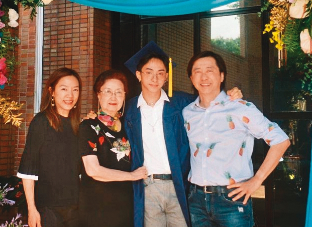 庾恩利(右二)的爸爸庾澄慶(右一)與祖母、京劇名伶張正芬(左二),去年現身他的高中畢業典禮;早先曾傳出,保守的庾媽媽對孫子穿女裝有些介意。左一為張嘉欣。(翻攝自庾恩利IG)