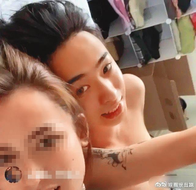 庾恩利（右）曾裸上身與外籍女友人（左）親密在床上直播。（翻攝自娱圈十三妹微博）
