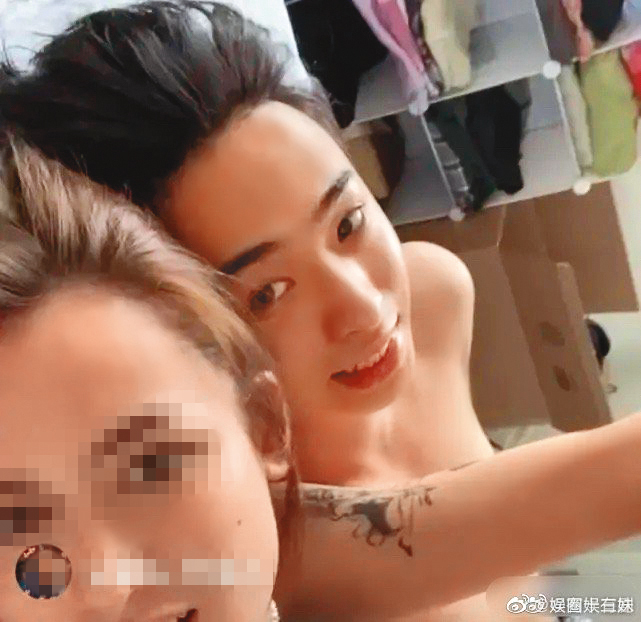 庾恩利(右)曾裸上身與外籍女友人(左)親密在床上直播。(翻攝自娱圈十三妹微博)