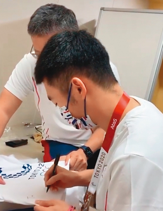 王齊麟忙著幫粉絲簽名，CP李洋吃醋了？發限動寫下「拿了金牌，就不理搭檔了！」（翻攝自李洋IG）