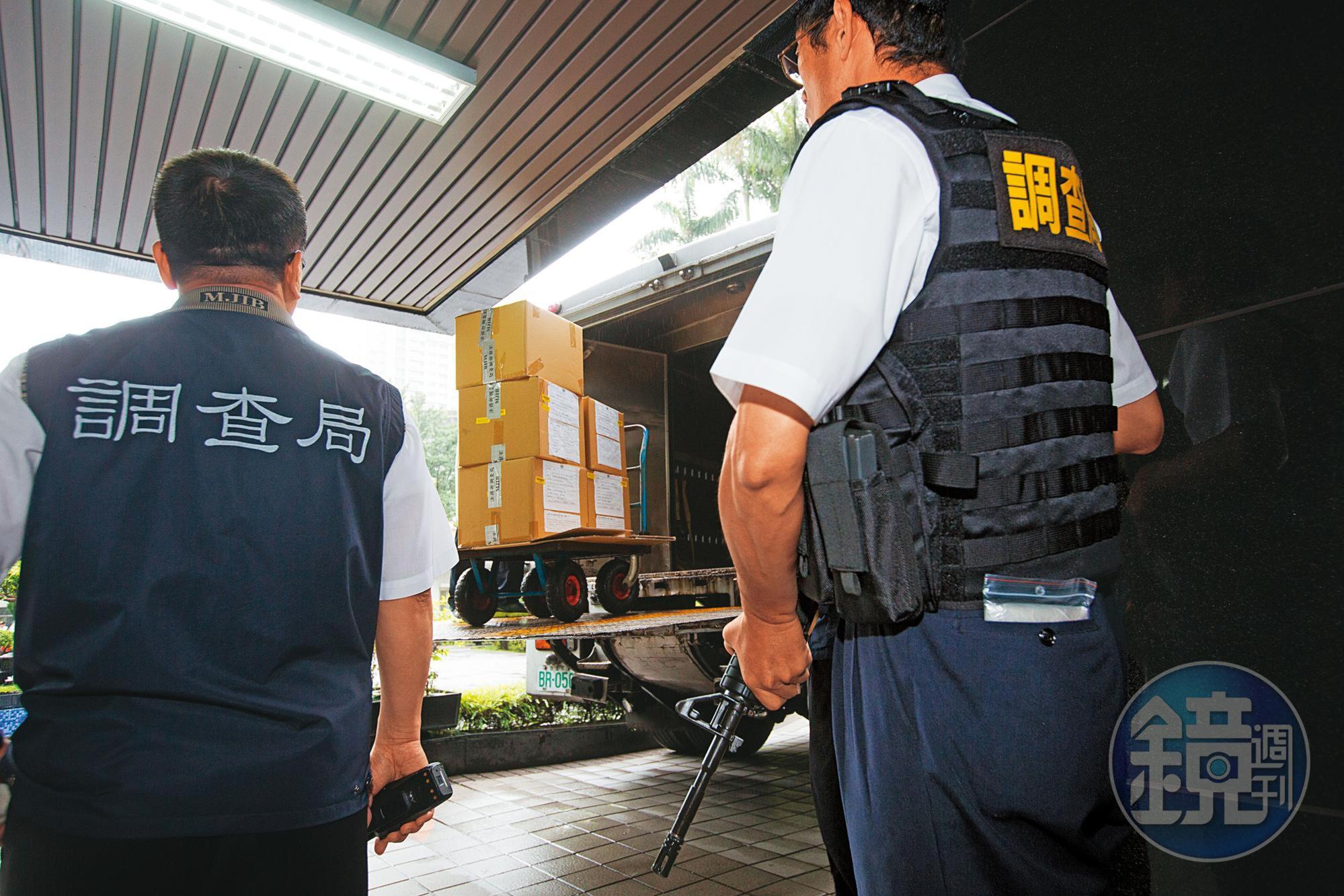調查局荷槍實彈將扣案毒品銷毀，宣示反毒決心，徐宿良深知局本部未拆封重驗，趁機將毒品調包再盜賣謀利。