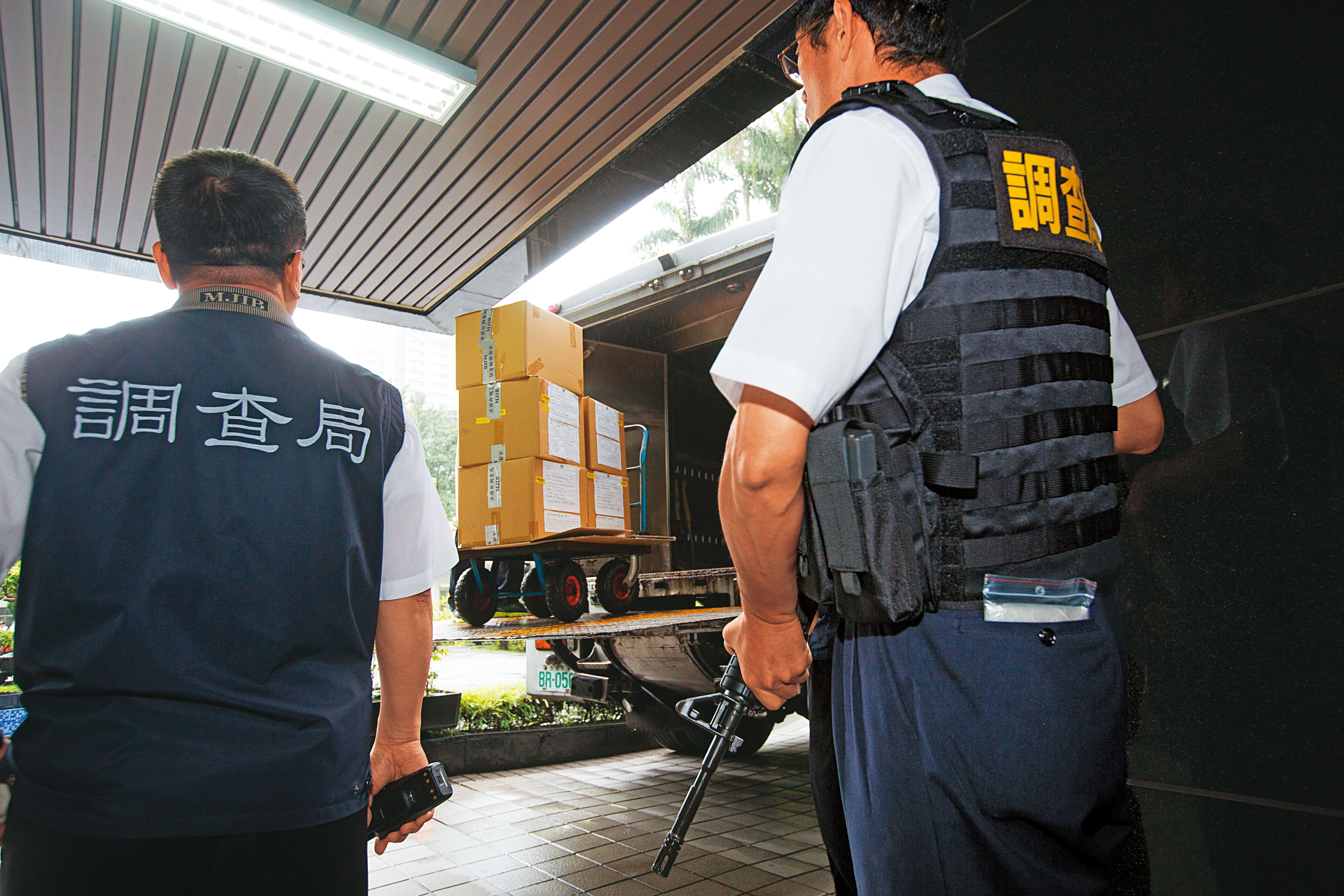 調查局荷槍實彈將扣案毒品銷毀，宣示反毒決心，徐宿良深知局本部未拆封重驗，趁機將毒品調包再盜賣謀利。