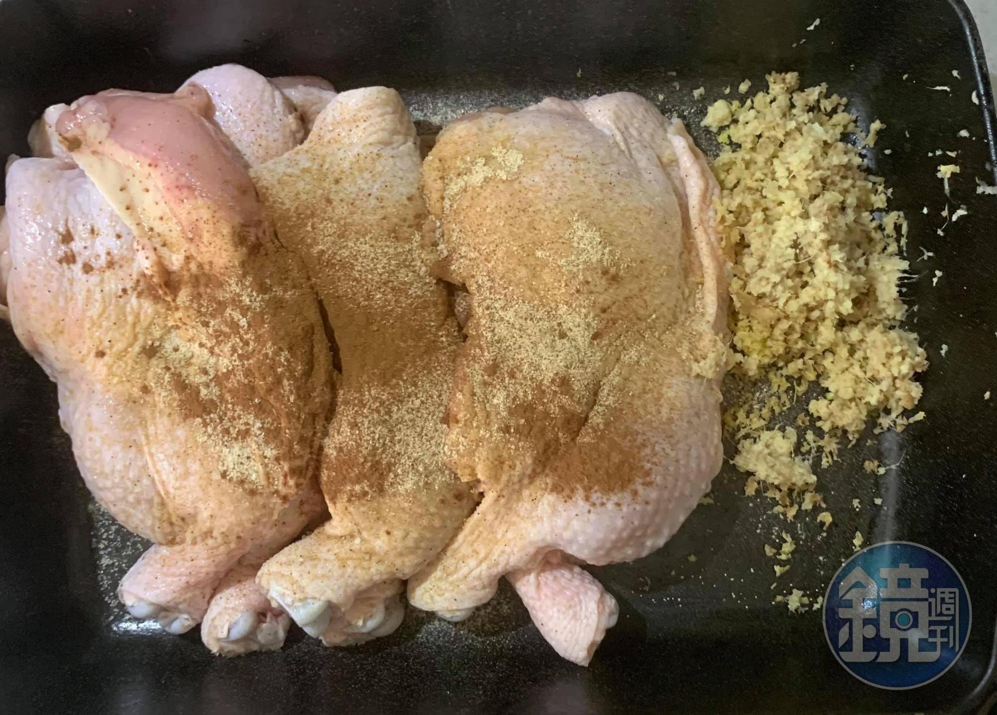 雞腿攤平，開始用香料醃漬。