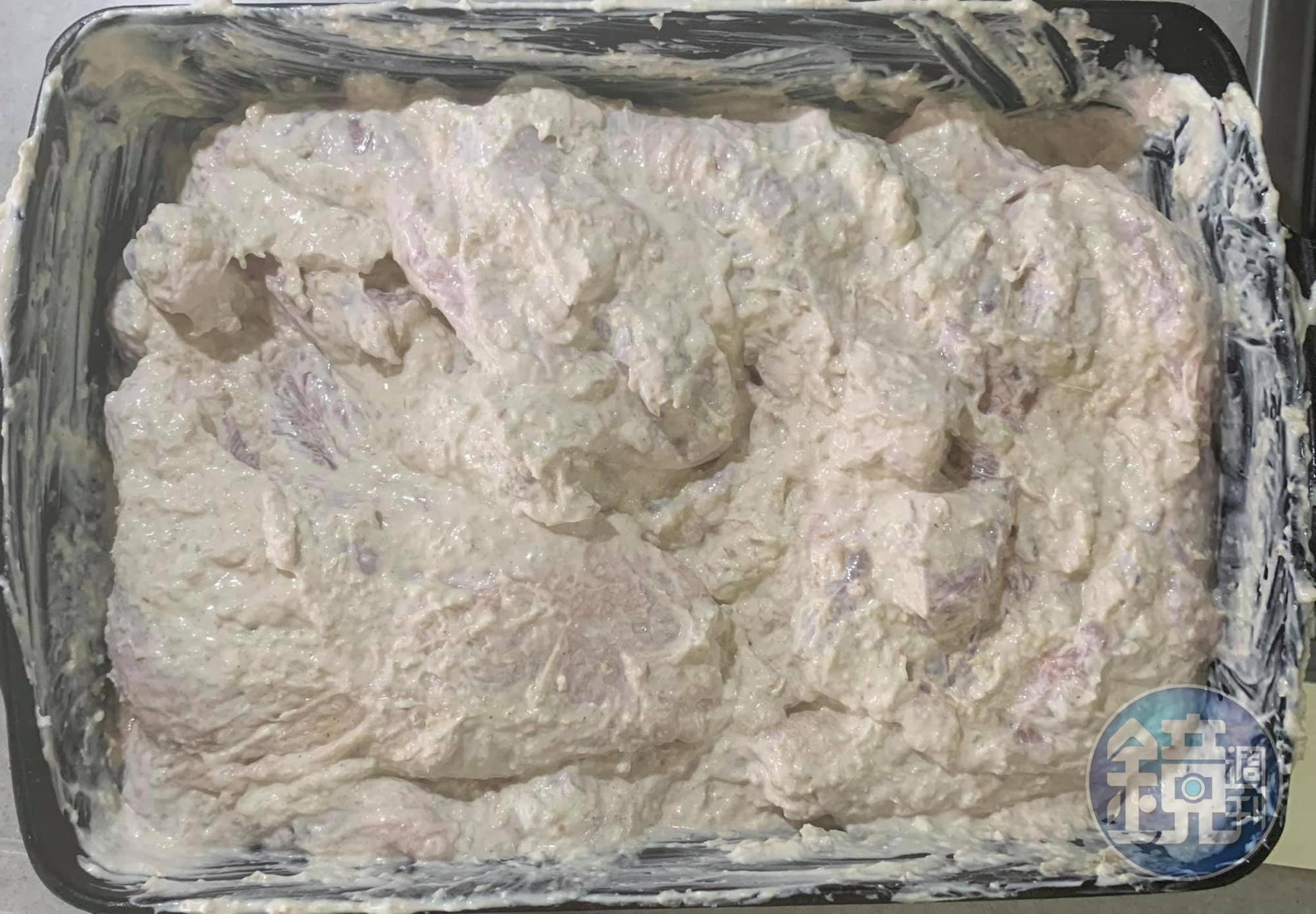 看到醃好的雞腿，真療癒。