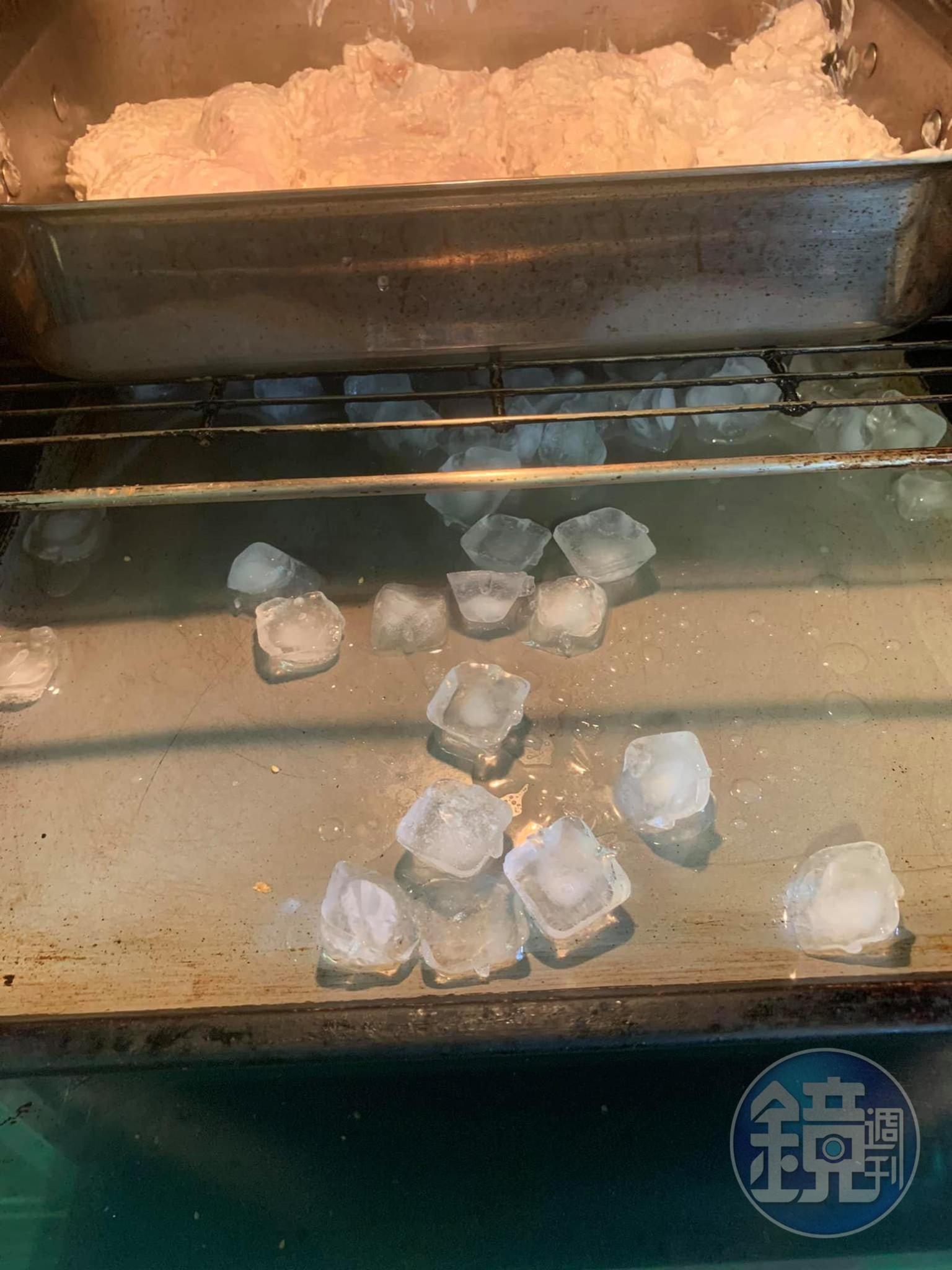 在烤箱下方的烤盤中放入冰塊，以達到蒸烤功能。