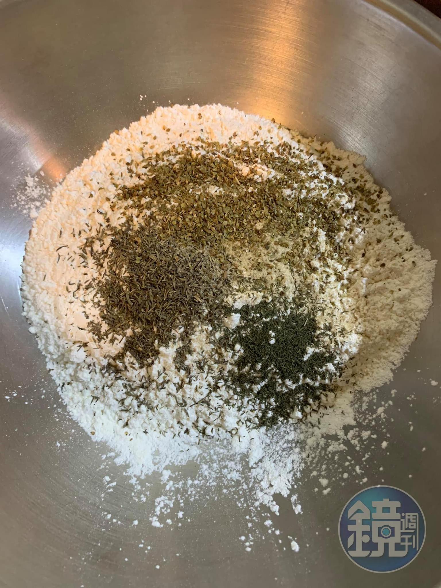 用港粘師父起司脆酥粉，加上茴香粉和百里香粉調味。
