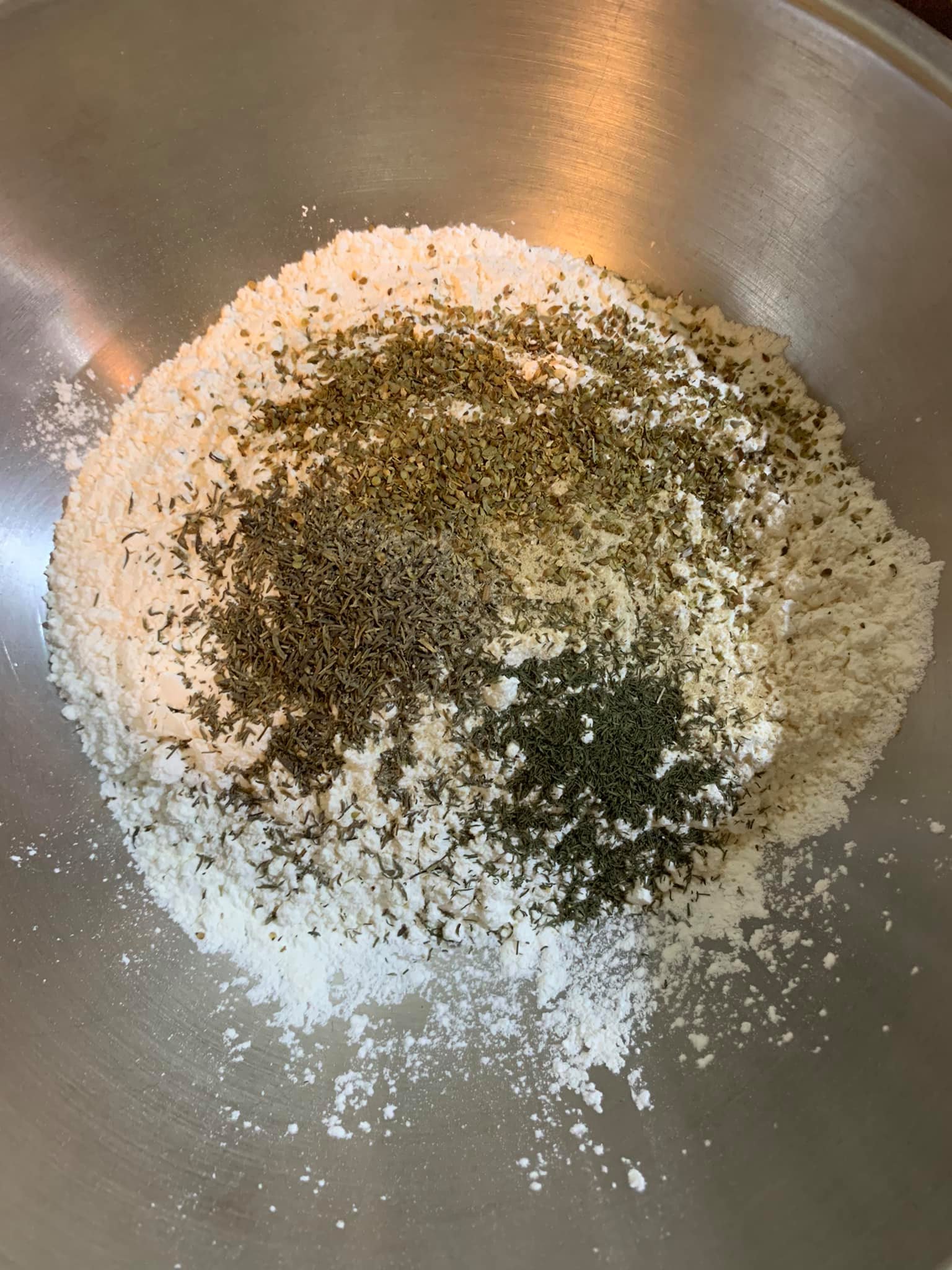 用港粘師父起司脆酥粉，加上茴香粉和百里香粉調味。