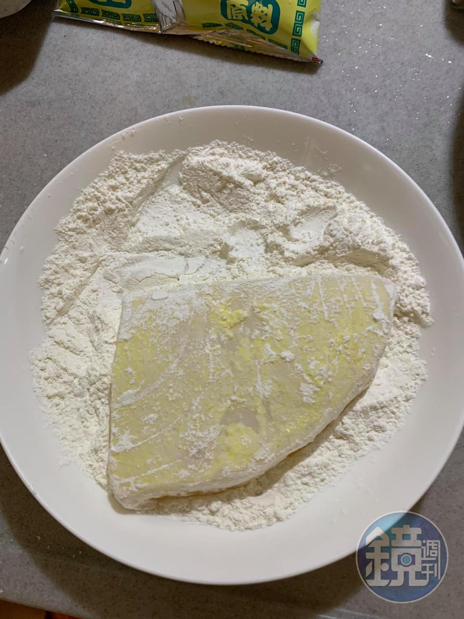 記得，魚片先鋪上玉米粉，再浸入炸漿。