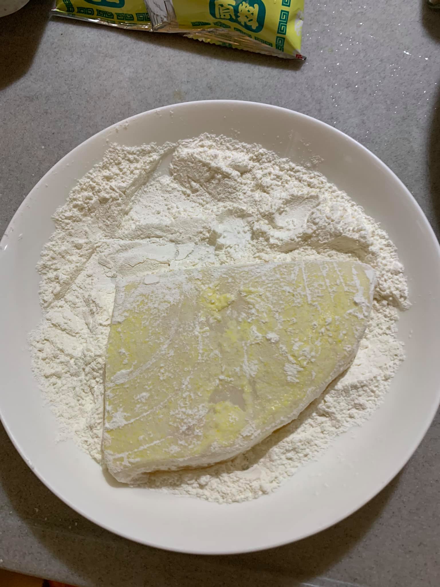記得，魚片先鋪上玉米粉，再浸入炸漿。