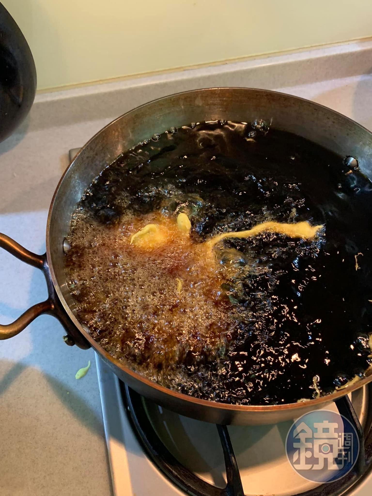 將魚片放入油鍋。
