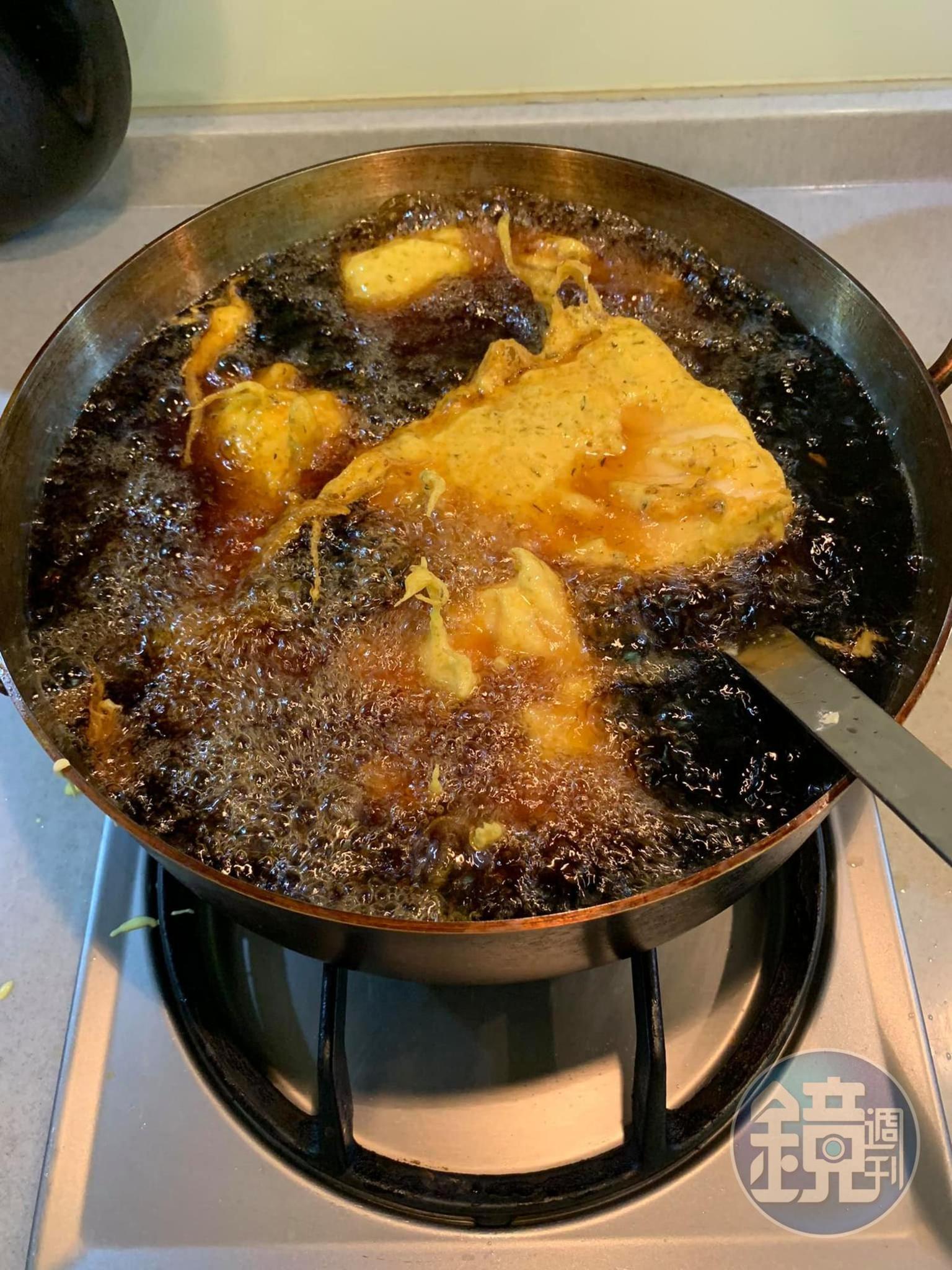 炸到魚片呈金黃色。