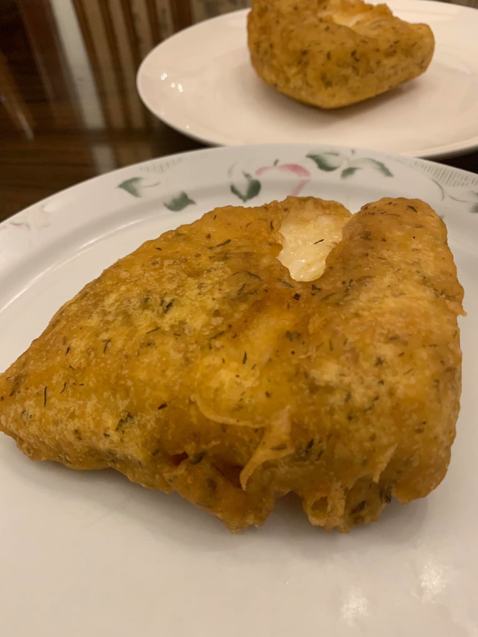 漂亮的炸鱈魚，從金色麵衣可見，我的炸粉有香料。