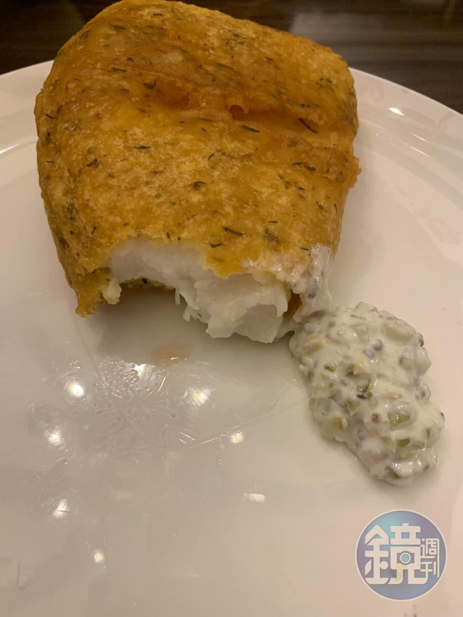 剝開麵衣，可看到嫩魚肉，沾醬吃，美味。