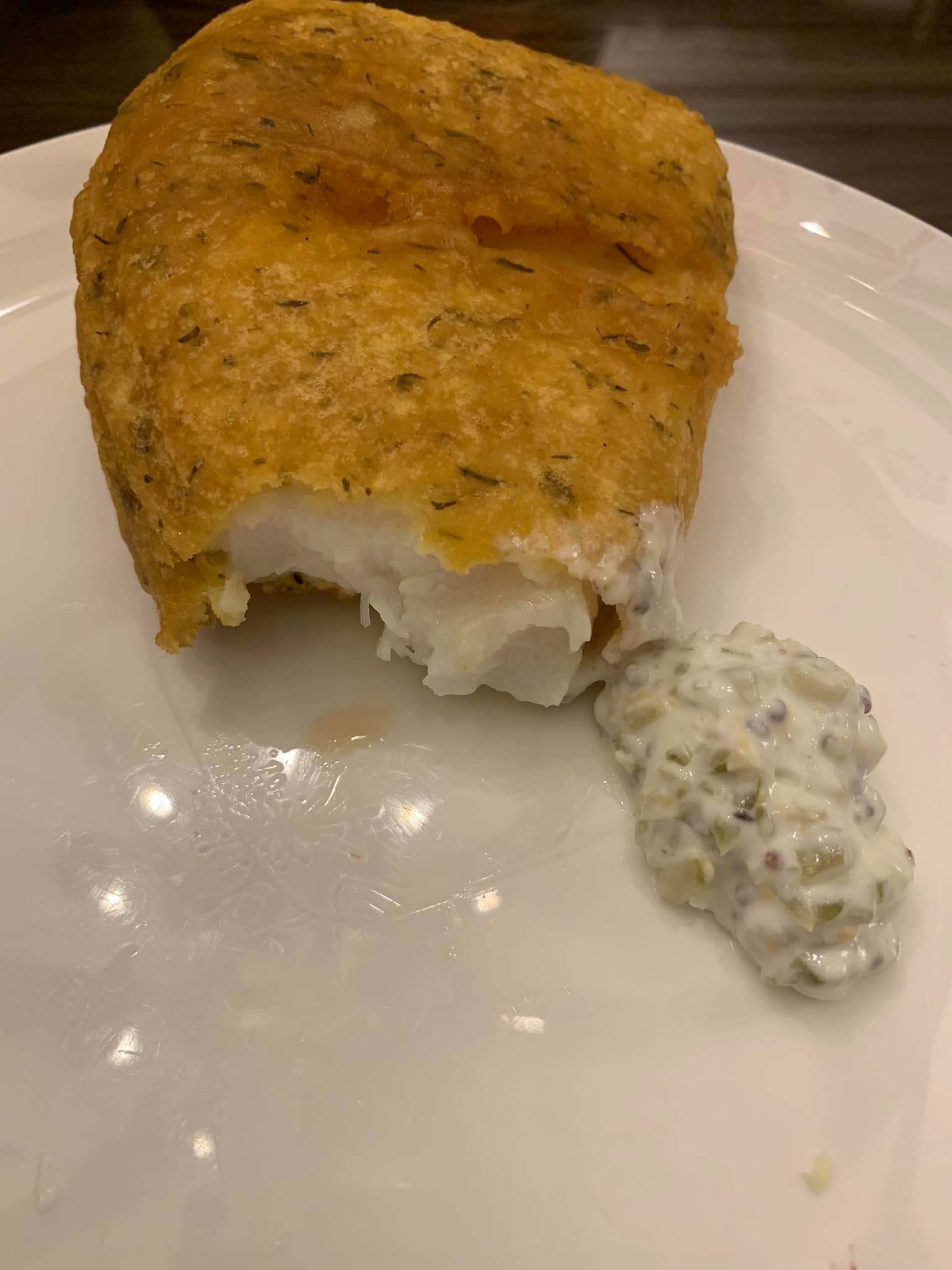 剝開麵衣，可看到嫩魚肉，沾醬吃，美味。