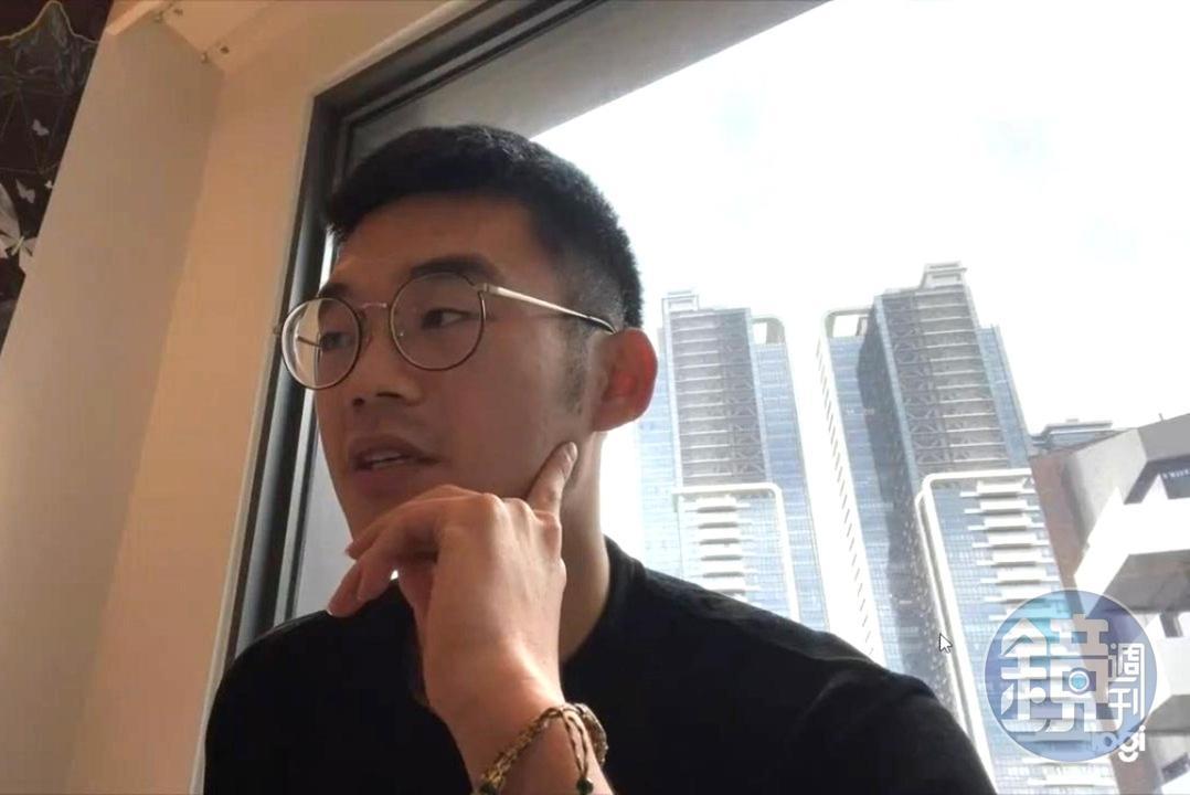 摩羯座的王齊麟每天都會看星座運勢，在身上搭配當天的幸運色，因此他的手環每天都不同顏色。
