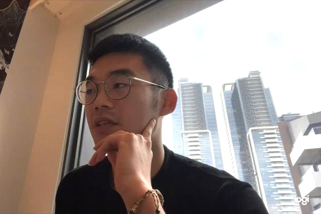 摩羯座的王齊麟每天都會看星座運勢，在身上搭配當天的幸運色，因此他的手環每天都不同顏色。