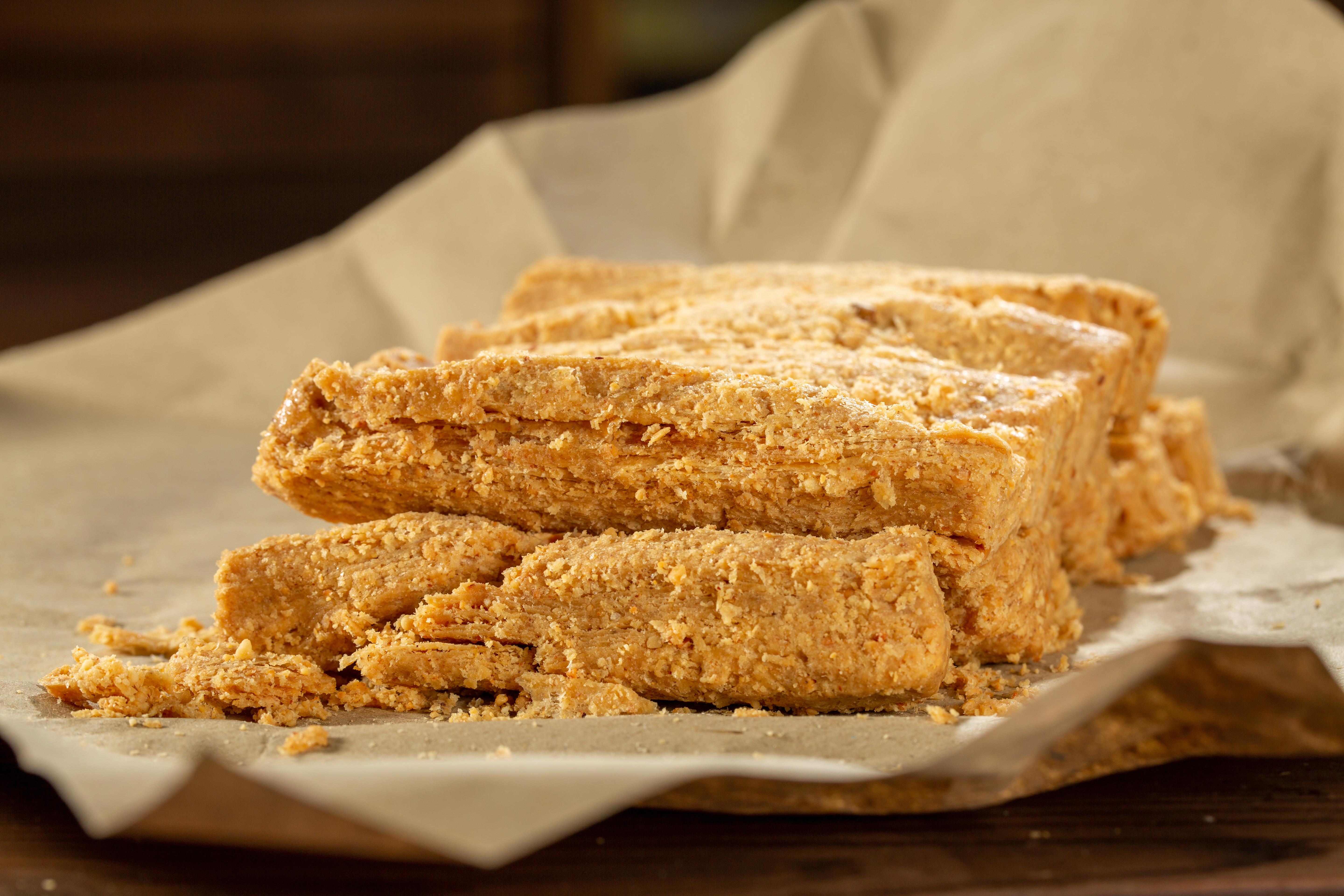 有名女網友網購花生酥遲遲未出貨，賣家告知原因「您的花生酥掉進台灣海峽裡面了」，讓她直呼「有人的未出貨原因比這還荒謬嗎」。（東方IC）