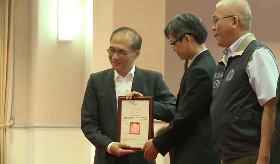 前行政院長林全(左1)出席「新世代反毒策略緝毒有功人員」頒獎典禮,徐宿良(右1)也曾出席。(翻攝自行政院Youtube)