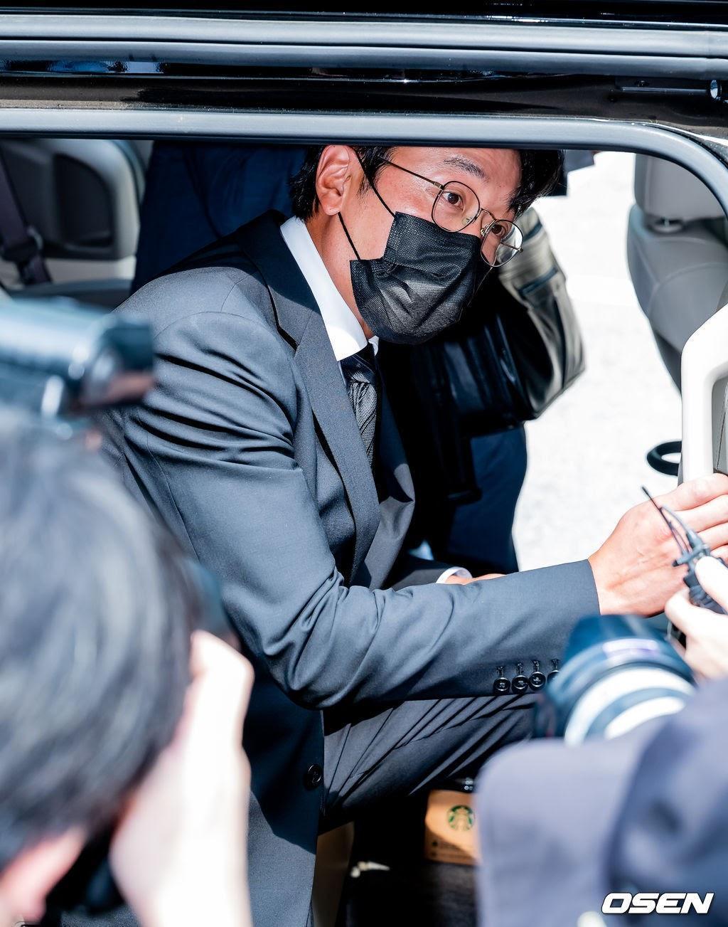 河正宇今僅簡短回應記者提問後便上保母車離開,法院下月才會作出宣判。(翻攝自OSEN)