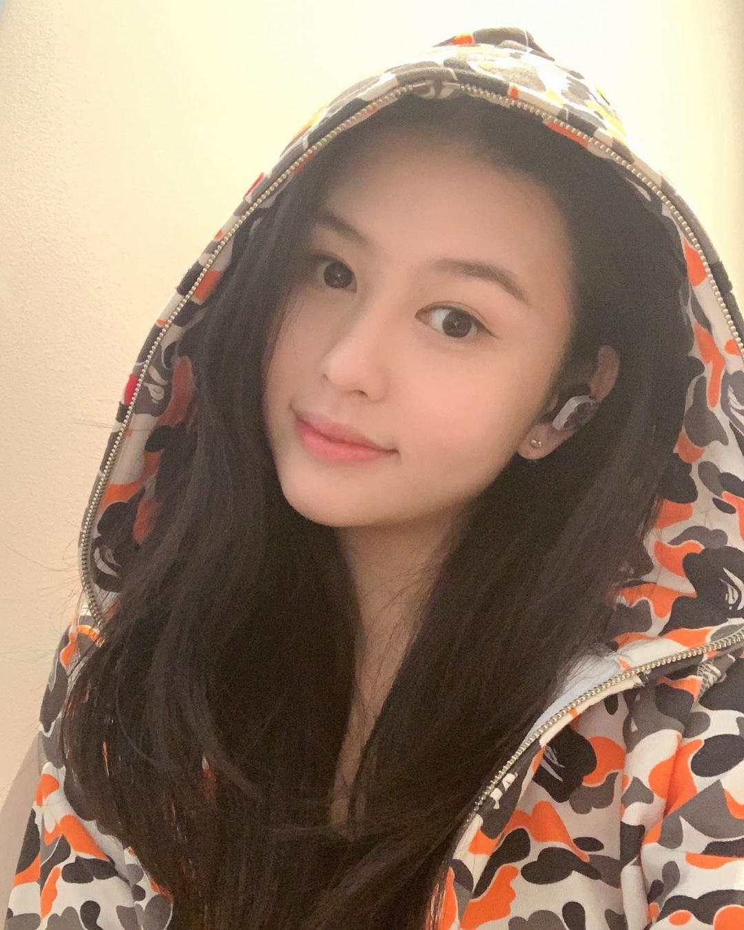 沈月既有邱淑貞的美貌,也有父親沈嘉偉的時尚王國作為後盾,她若有意當明星勢必有極大聲勢。(翻攝自沈月IG)
