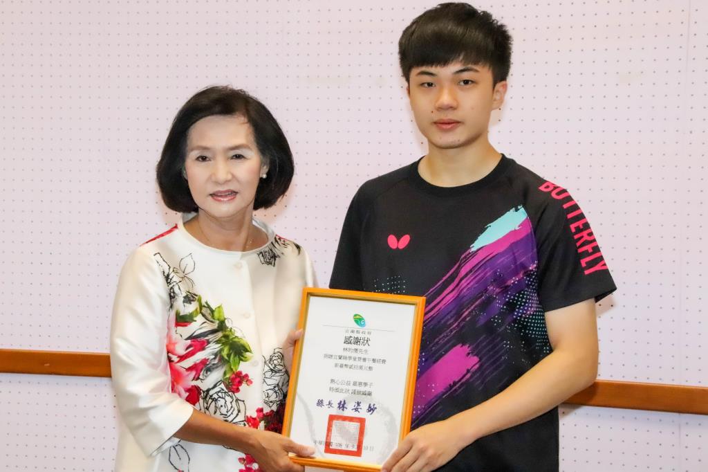 桌球好手林昀儒（右）曾在2019年拿下T2鑽石聯賽冠軍後，捐出20萬元給宜蘭縣響應免費營養午餐政策。（宜蘭縣政府提供）