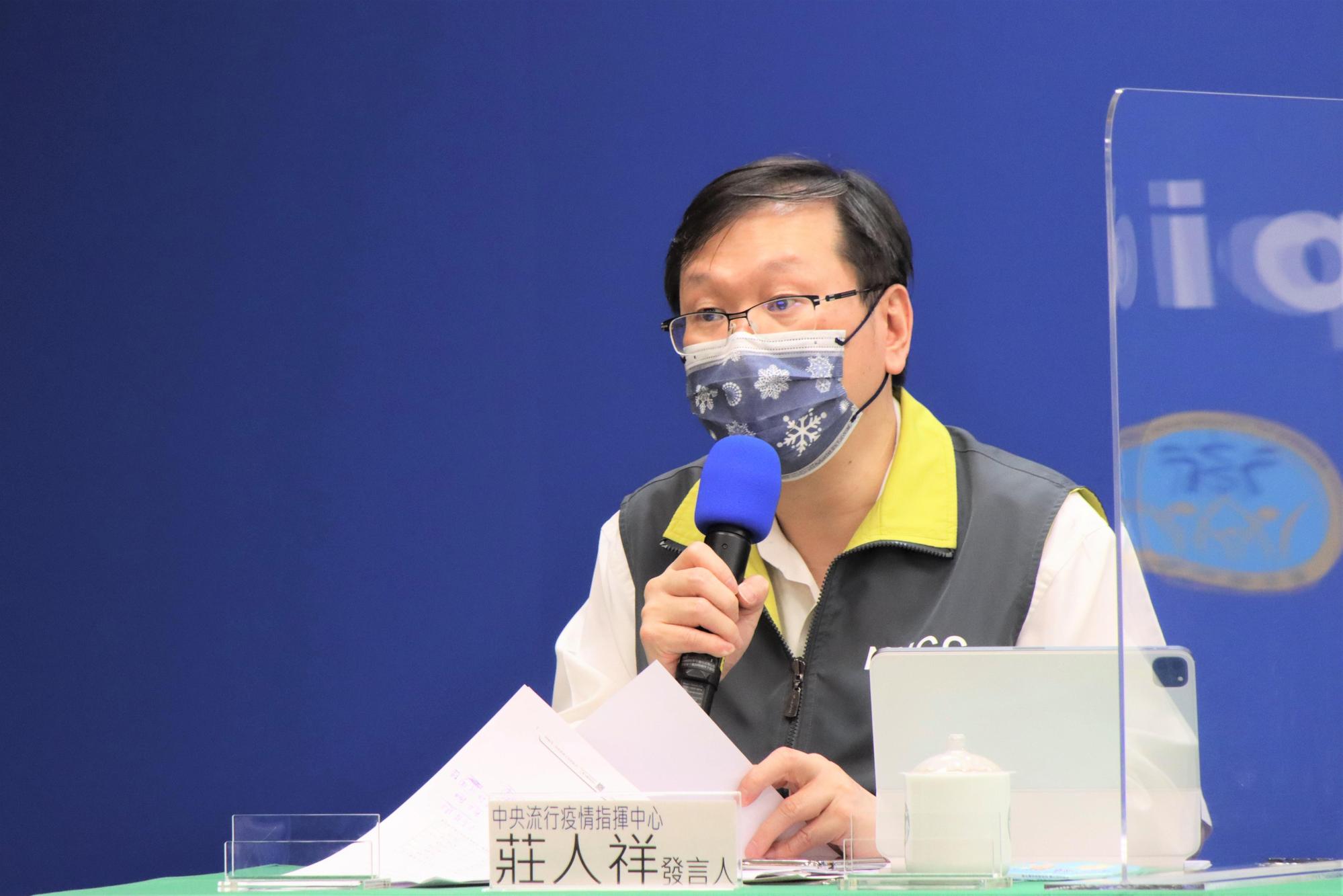 莊人祥說明疫苗接種不良事件。（指揮中心提供）