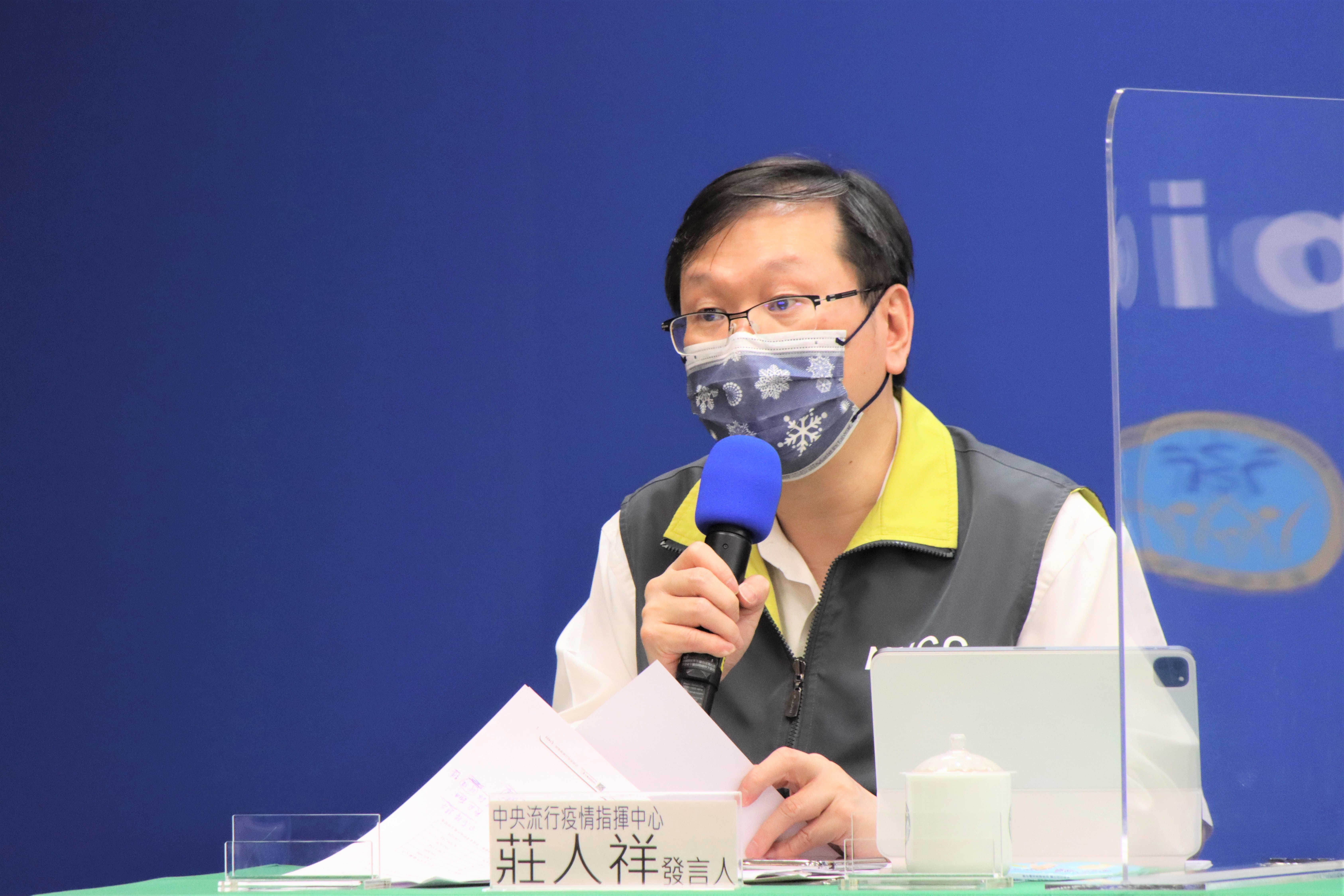 莊人祥說明疫苗接種不良事件。（指揮中心提供）