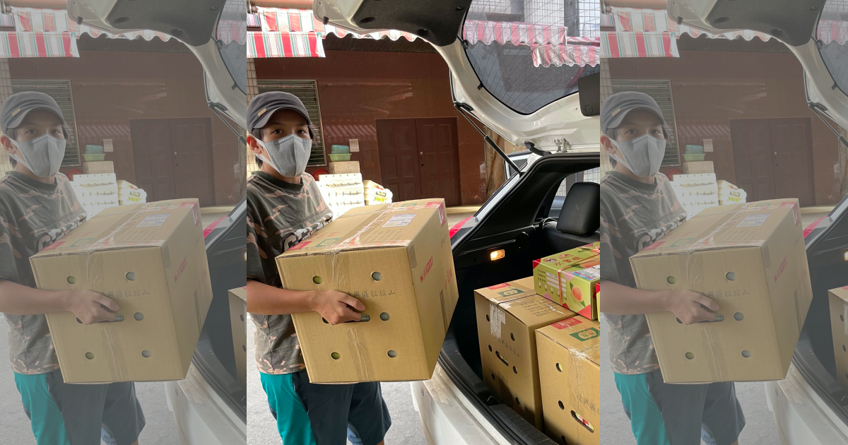曾靜玟為了媽媽當起家中水蜜桃的外送員。（無限美好文創娛樂提供）