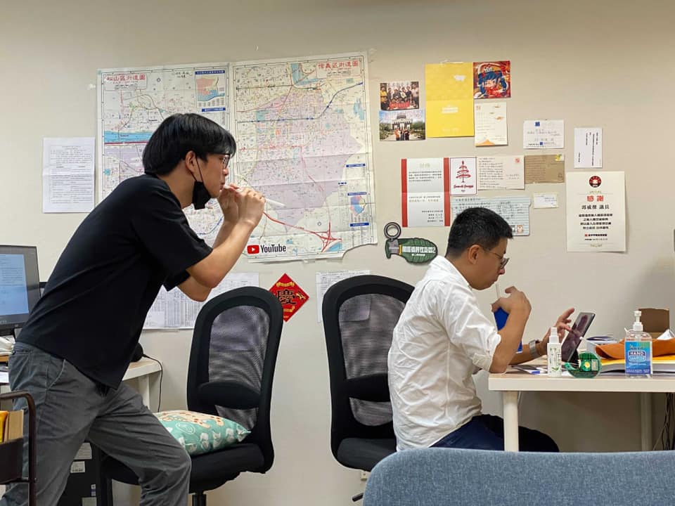 呱吉（右）模擬遭吹箭擊中，諷刺網上的不實謠言。（翻攝呱吉臉書）