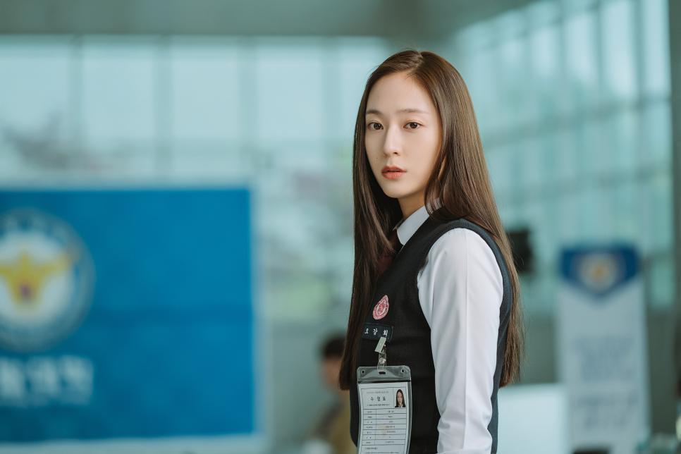 Krystal在《警察課程》飾演全力緝捕犯人的女警。(myVideo提供)
