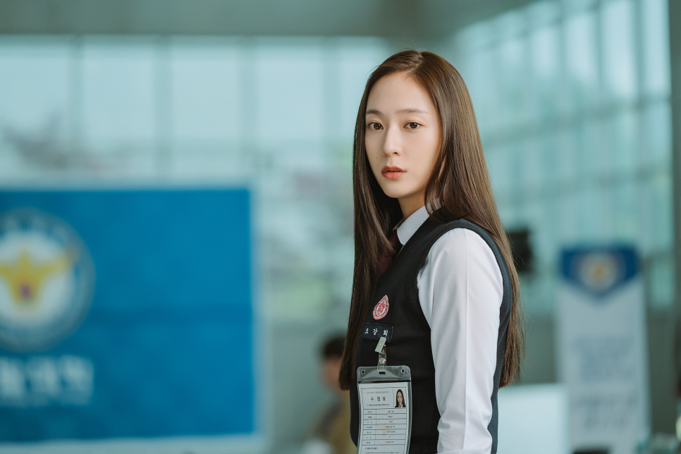 Krystal在《警察課程》飾演全力緝捕犯人的女警。（myVideo提供）