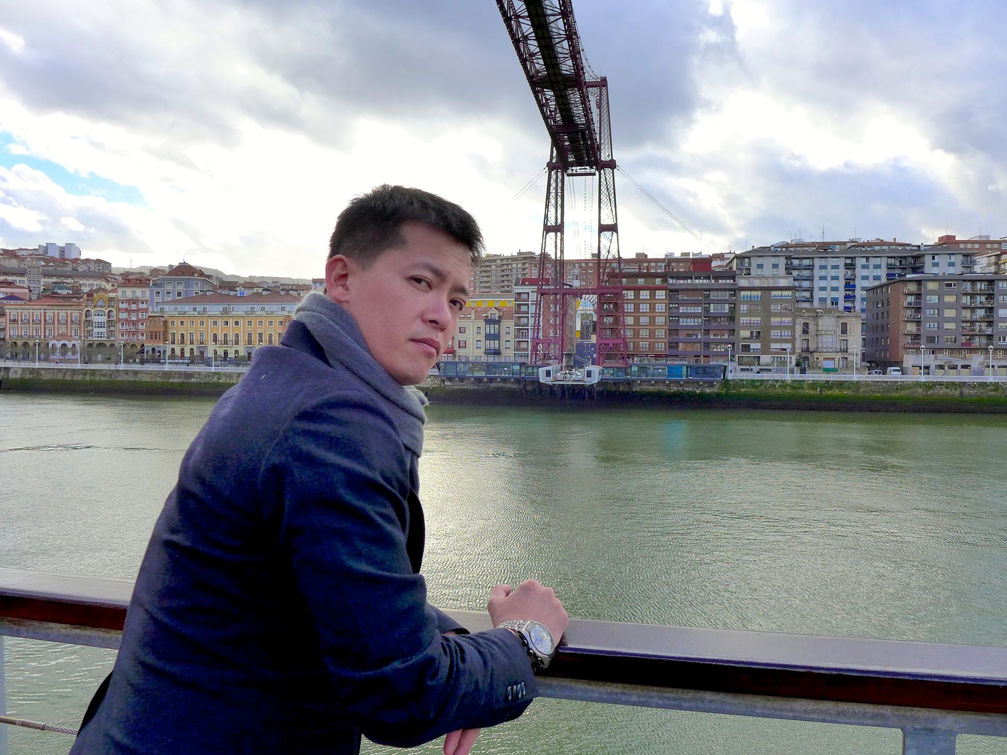 旅遊作家謝哲青透露曾到中亞遇到薩滿誆騙能治癒好他的富貴手，索價150元美金。（翻攝自謝哲青臉書）