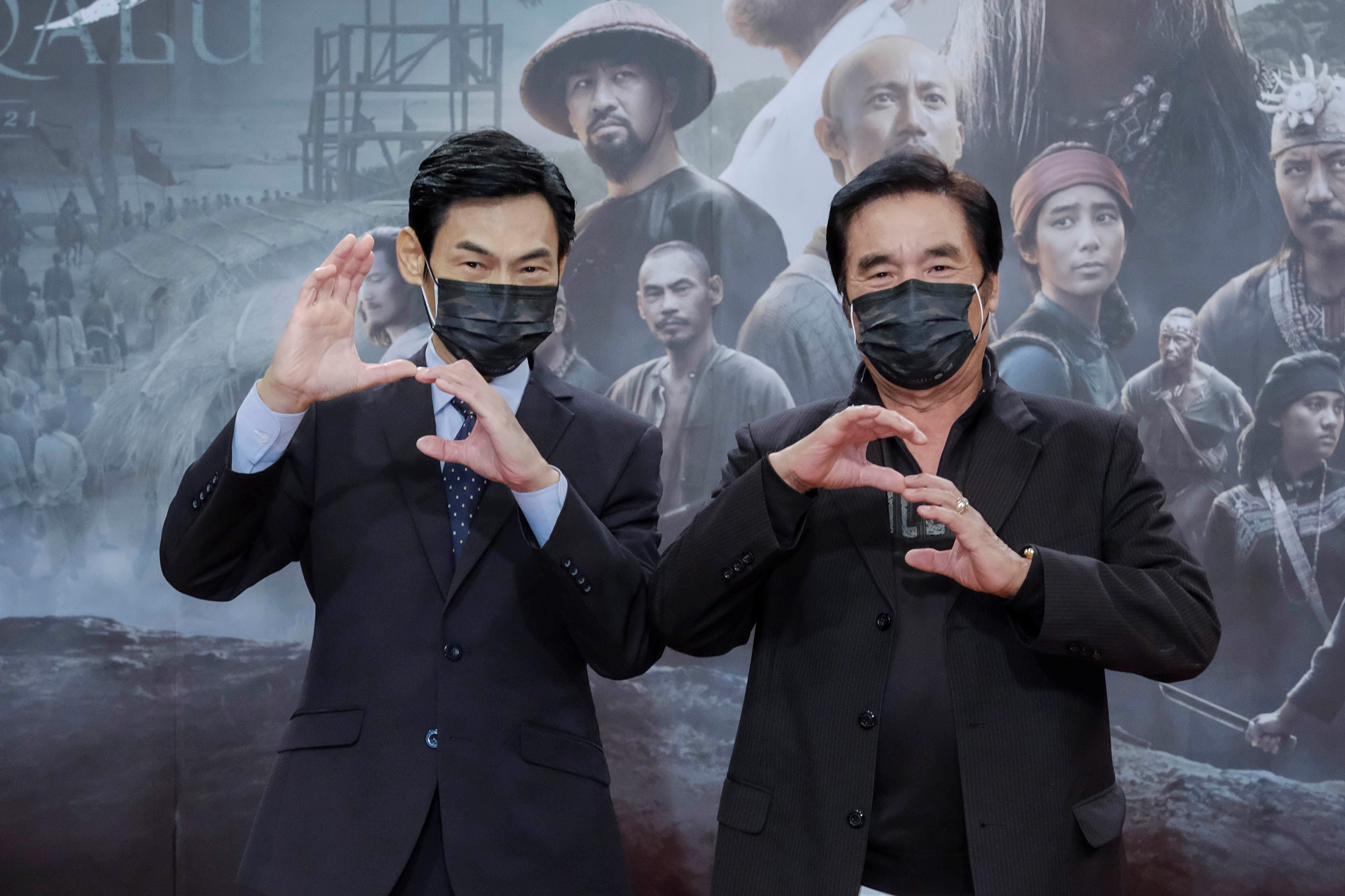 《斯卡羅》夏靖庭(左)、雷洪出席全球首映線上記者會。(公視提供)