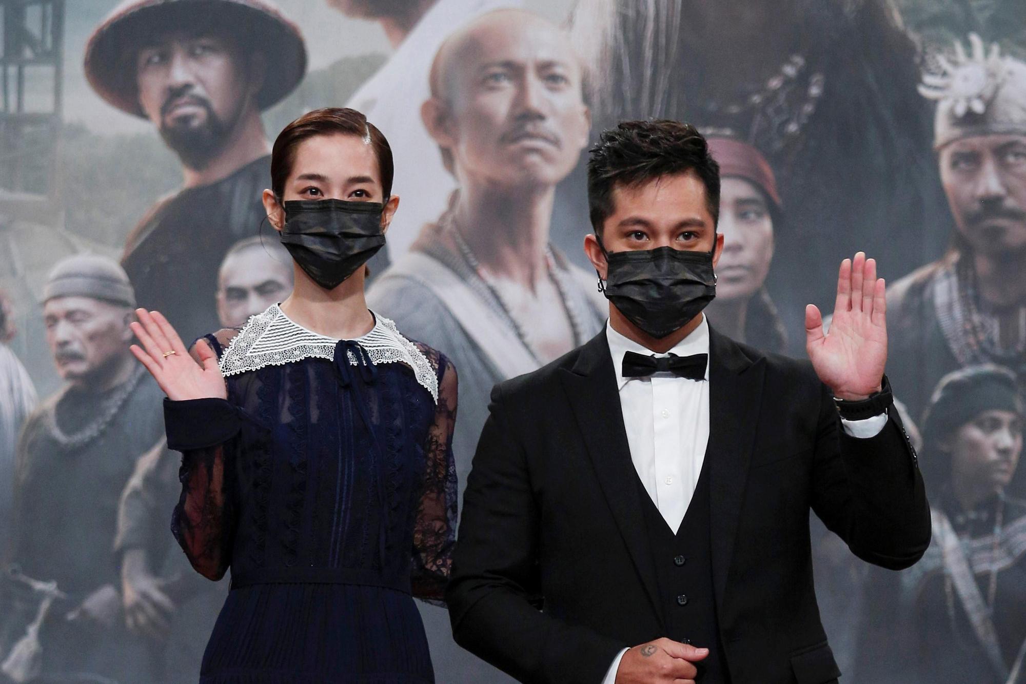 《斯卡羅》温貞菱(左)、黃遠出席全球首映線上記者會。(公視提供)