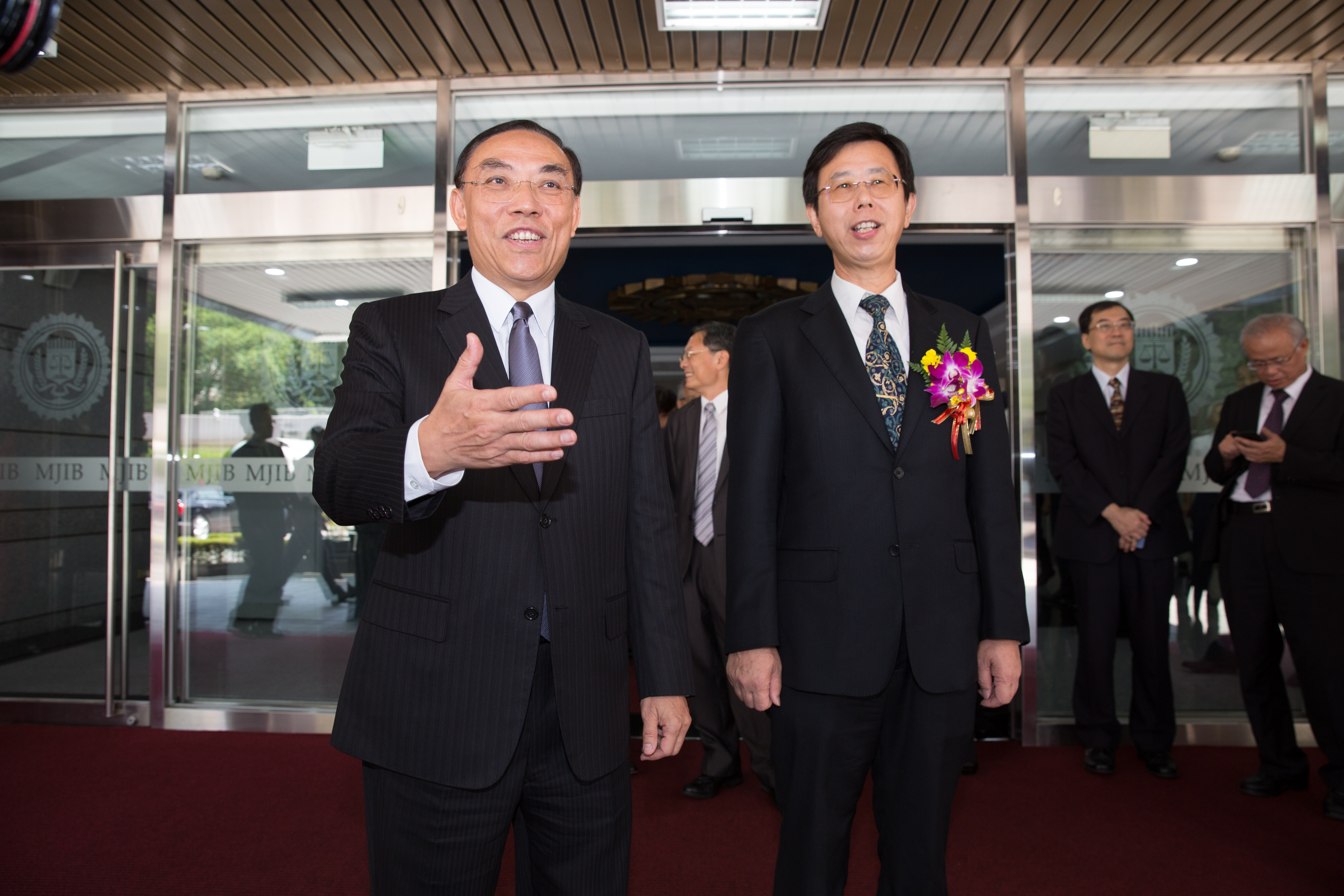 航基航遺失6.5公斤毒品消息傳出後，法務部長蔡清祥（左）極為震怒，要求徹查，調查局長呂文忠（右）率領2位副局長加入專案會議，一舉揪出徐宿良盜賣扣案毒品不法。