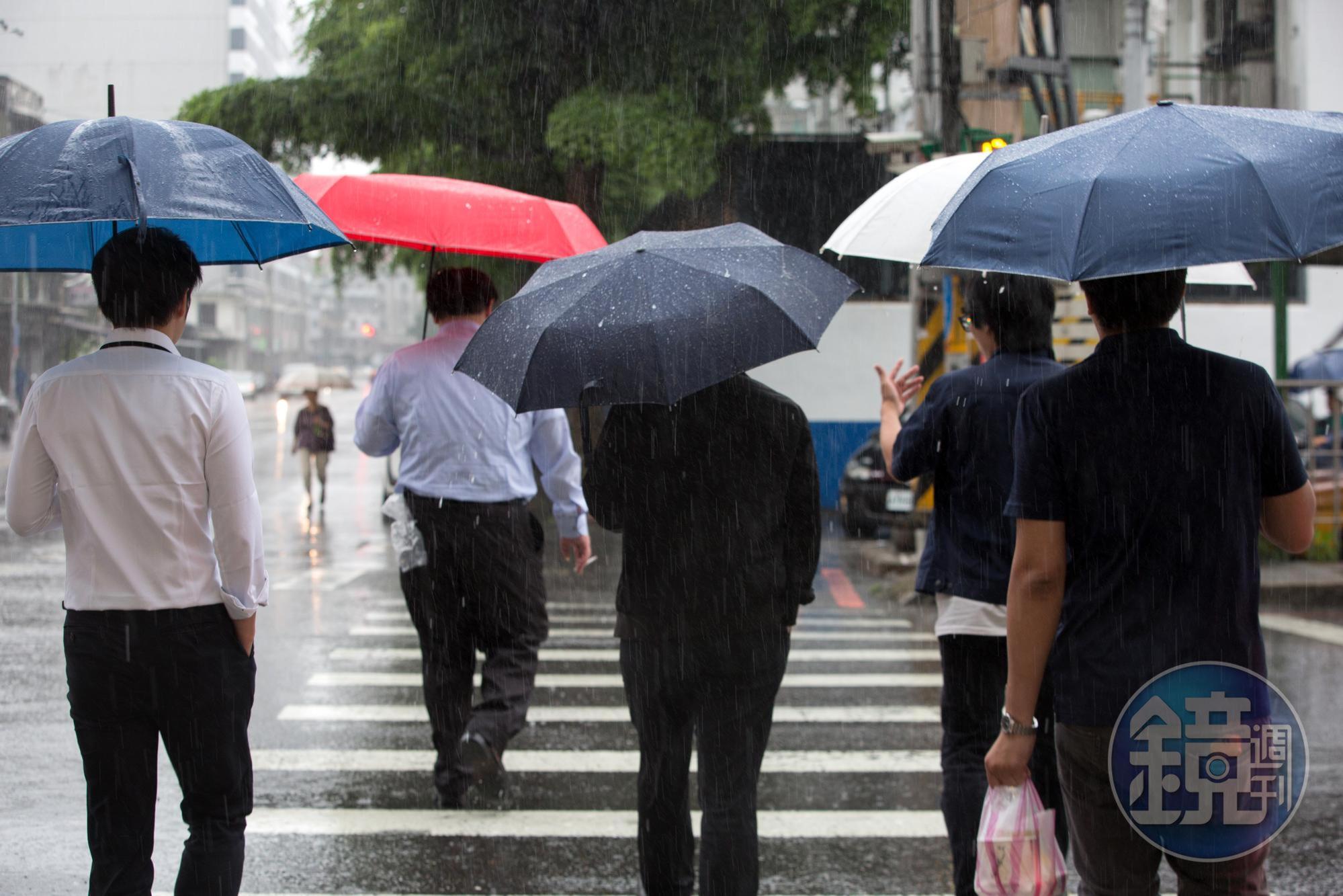 氣象專家吳德榮提醒,今午後容易出現瞬間強降雨、雷雨發生,要慎防劇烈天氣。(本刊資料照)