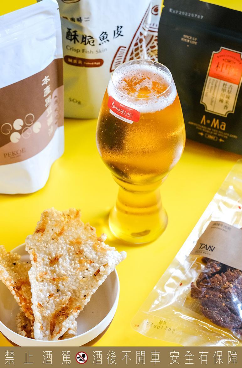 零食組另附贈德國水晶啤酒杯，讓人邊吃唰嘴零食邊暢飲沁涼啤酒。（有趣饕貨提供）