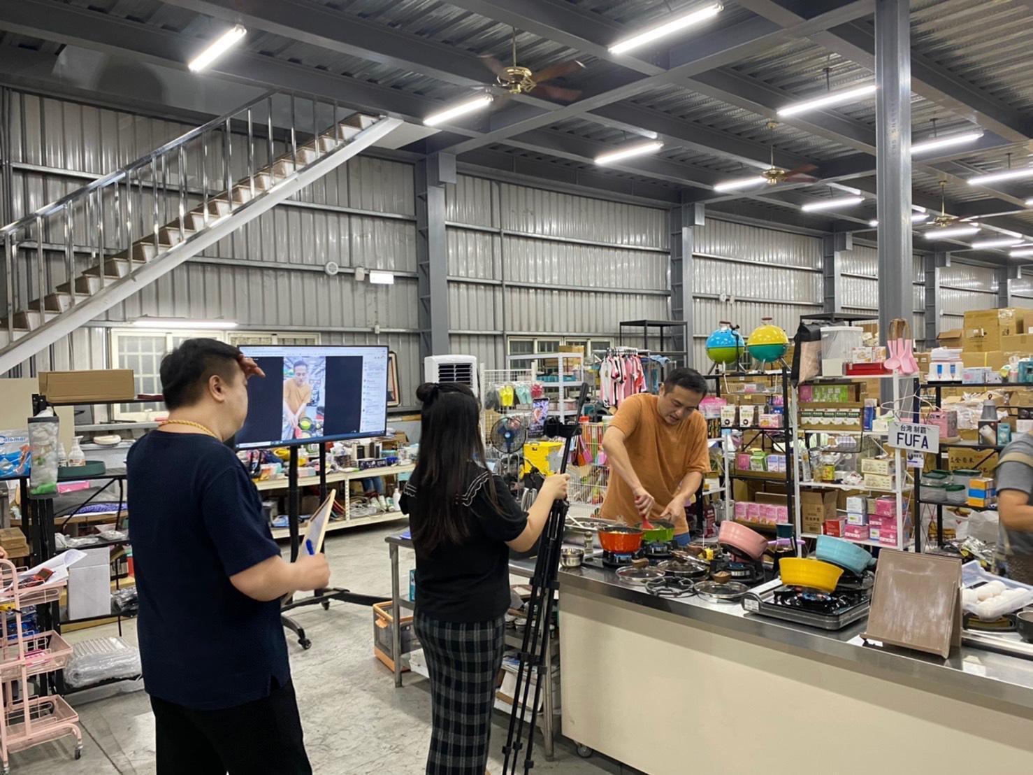 謝時雨（左1）到直播現場「盯場」，旗下培養出不少直播台名人。（富發牌提供）