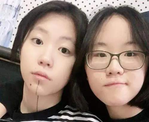 竇靖童與竇佳嫄私下關係也十分親密。（微博圖片）