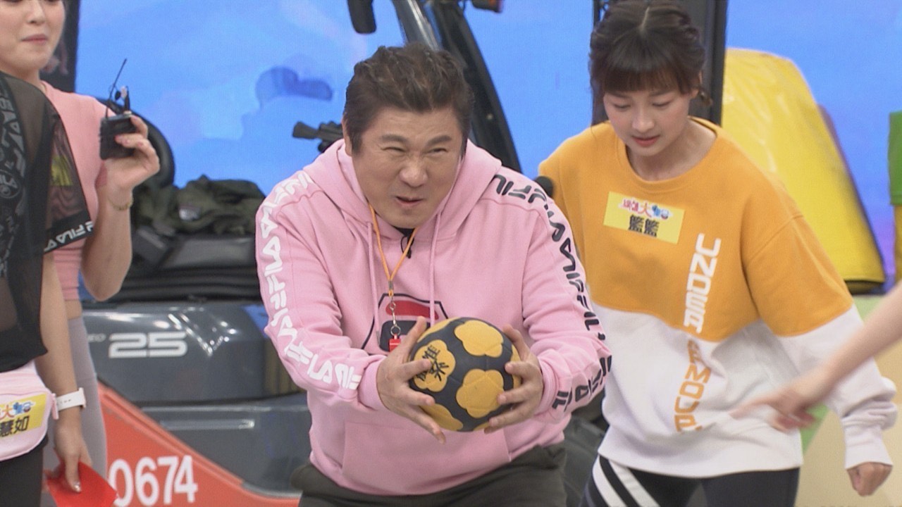 胡瓜主持《綜藝大集合》已經20年。（民視提供）