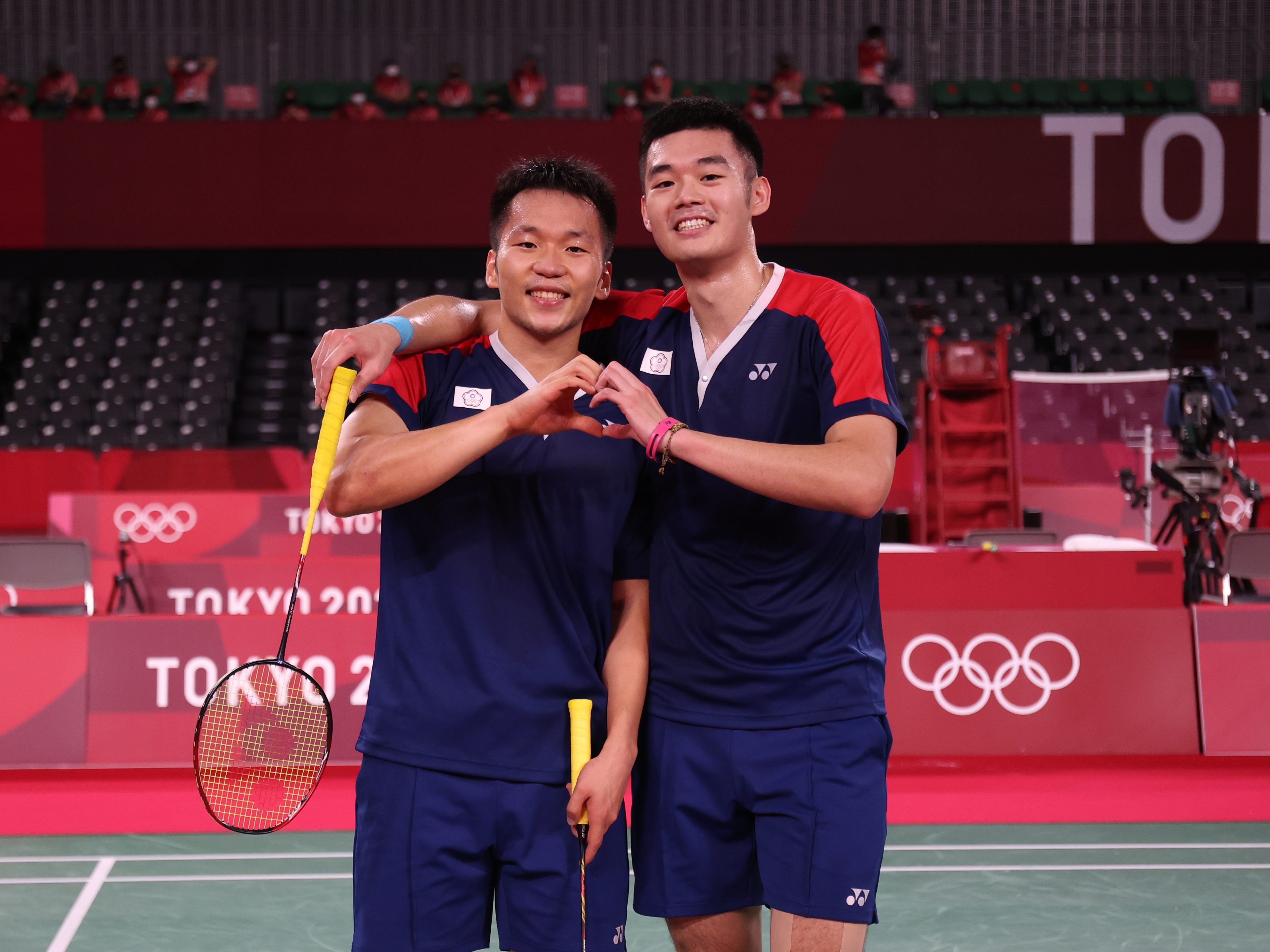 在東奧獲得金牌的我國羽球雙打組合成員李洋（左）和王齊麟（右），特地在臉書發文感謝日本。（體育署提供）