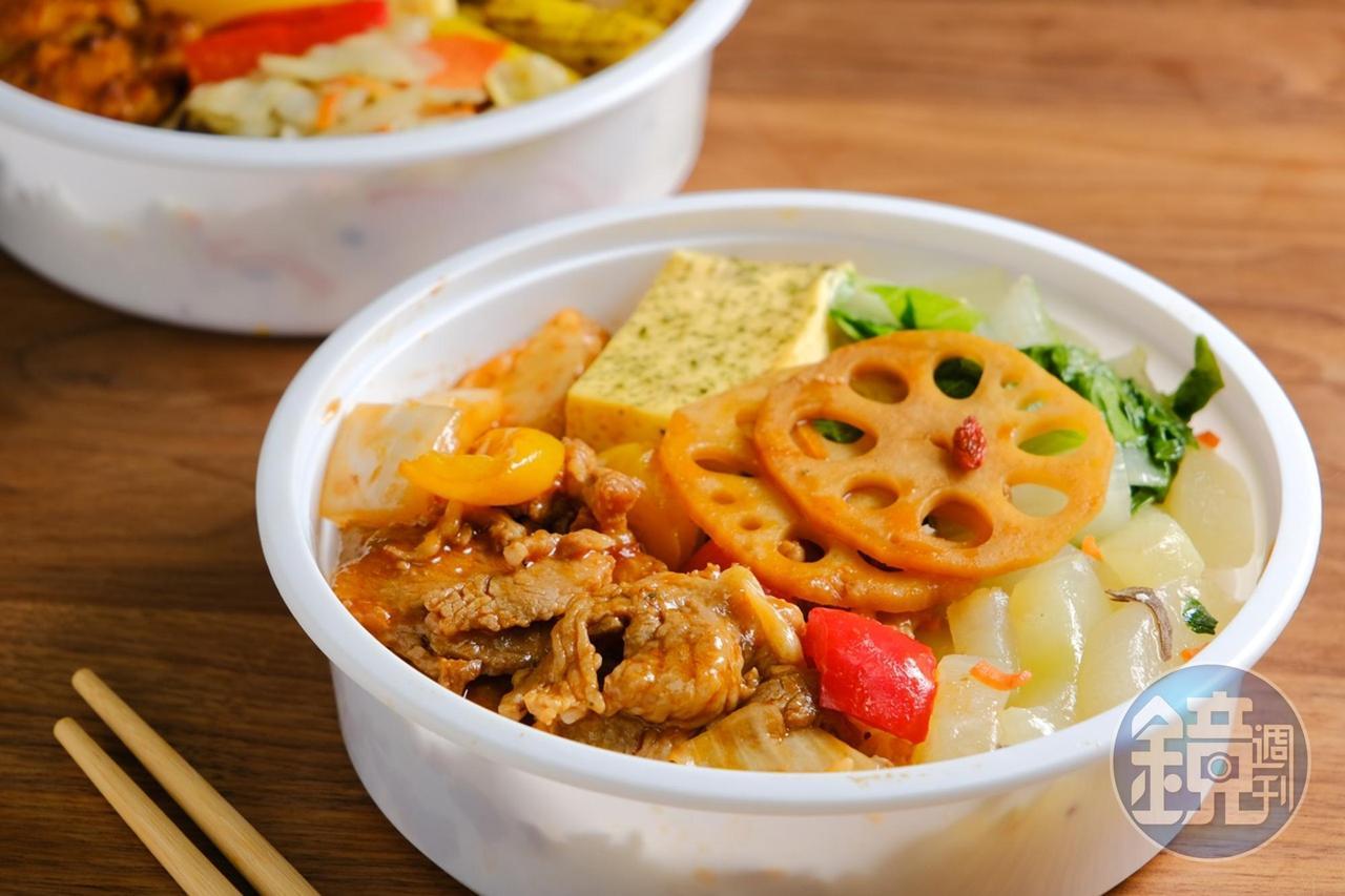 「糖醋梅花肉片餐」甜滋滋的糖醋醬很開胃，肉片軟嫩不油，蔬菜保有脆度，米飯飽實不濕爛，吃完後餐盒底部也不會有殘油。（100元／份） 