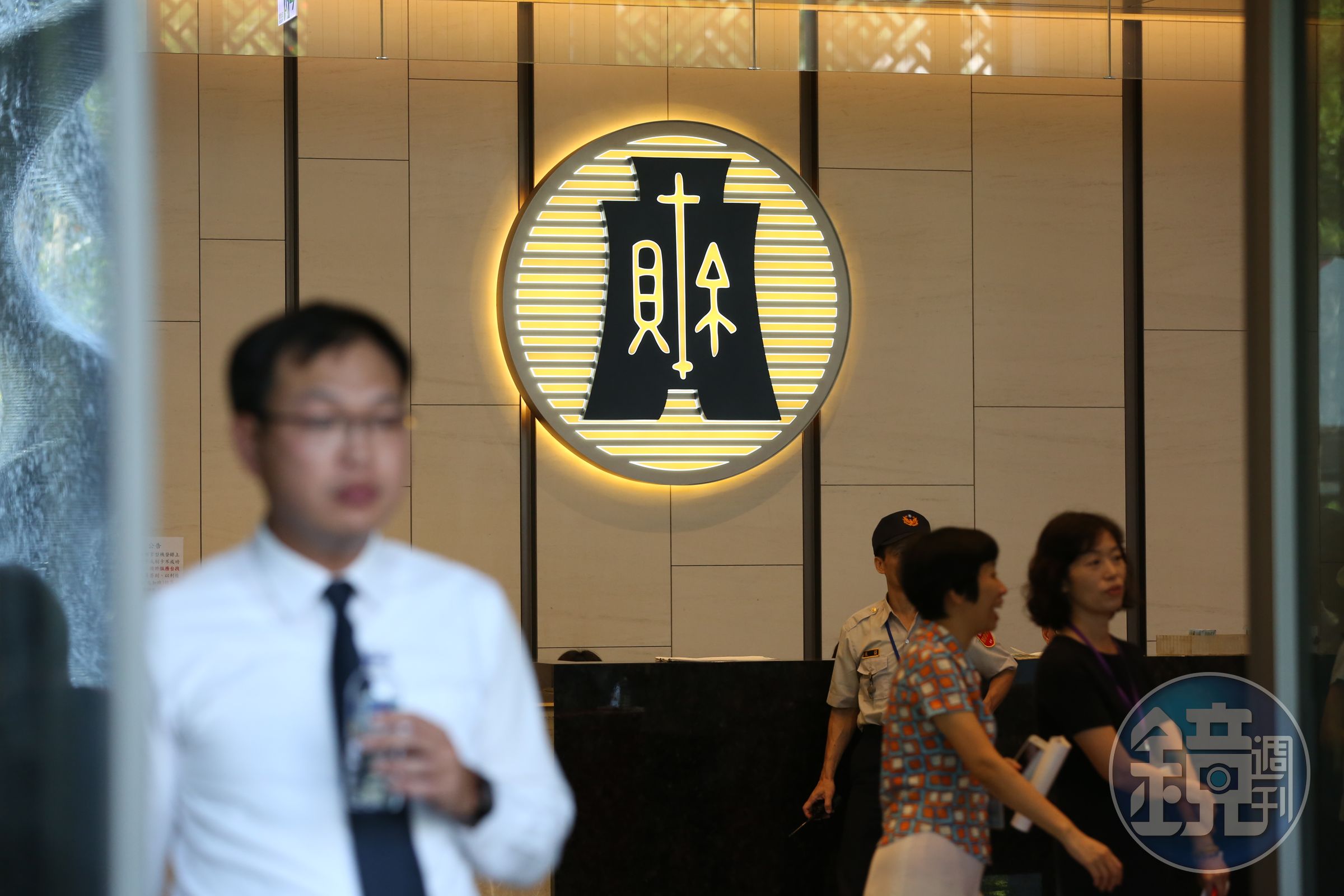為降低當沖戶違約交割亂象，除證交所增訂當沖警示制度，財政部也擬取消當沖優惠。