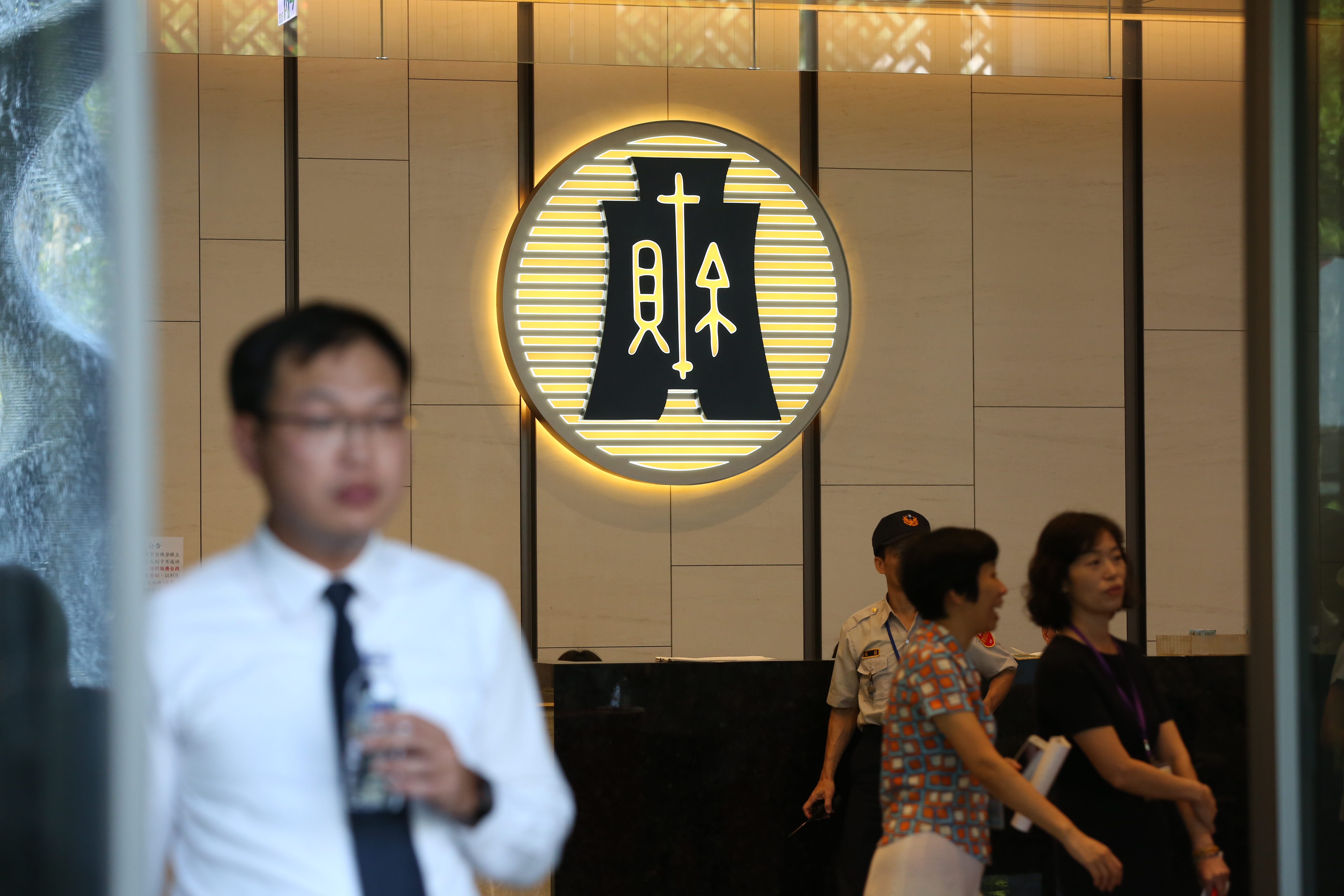 為降低當沖戶違約交割亂象，除證交所增訂當沖警示制度，財政部也擬取消當沖優惠。